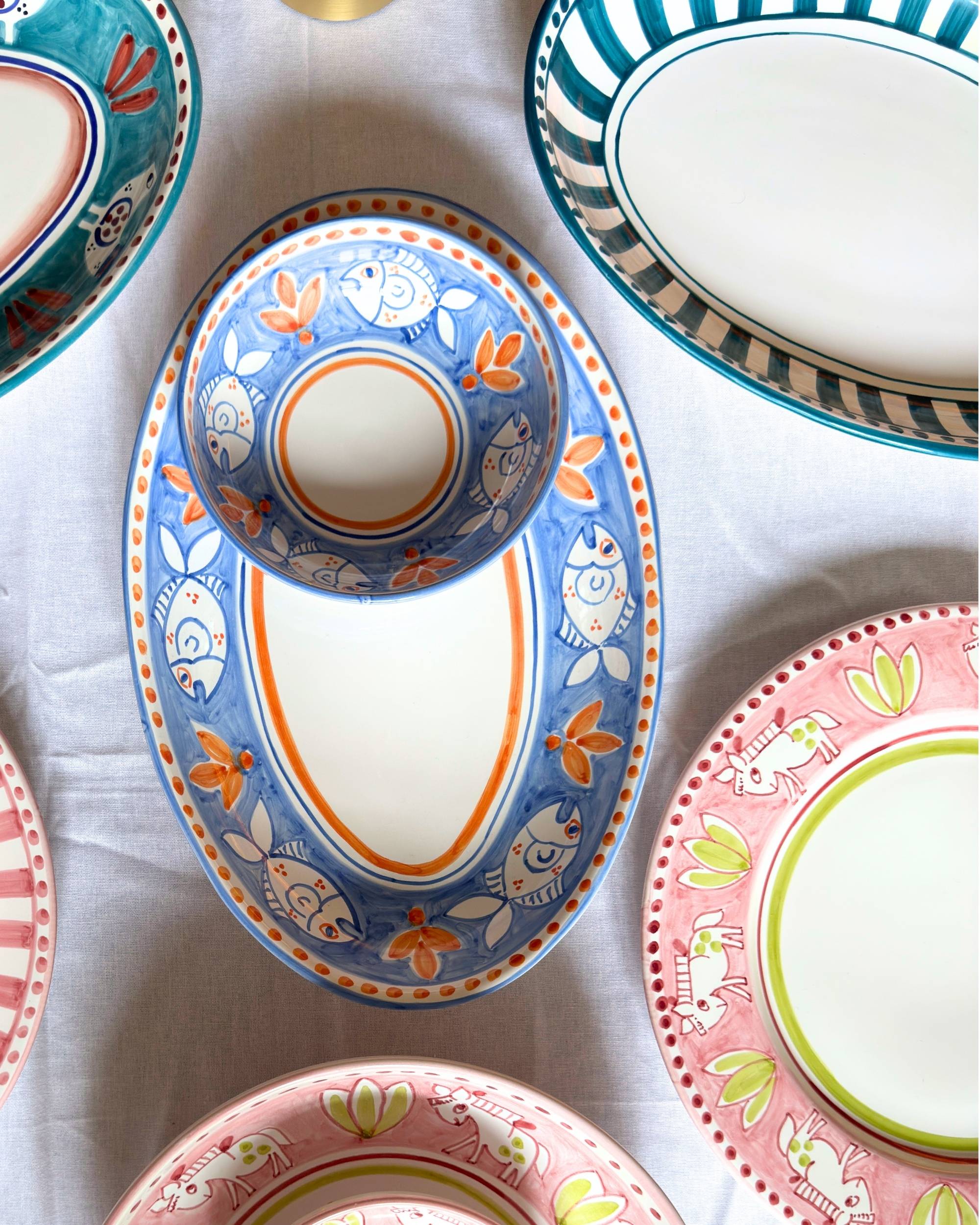 Dipinto Ceramics Amalfi ovalt fat, detailbilde: blått mønster med fisk og oransje detaljer, matchende skål