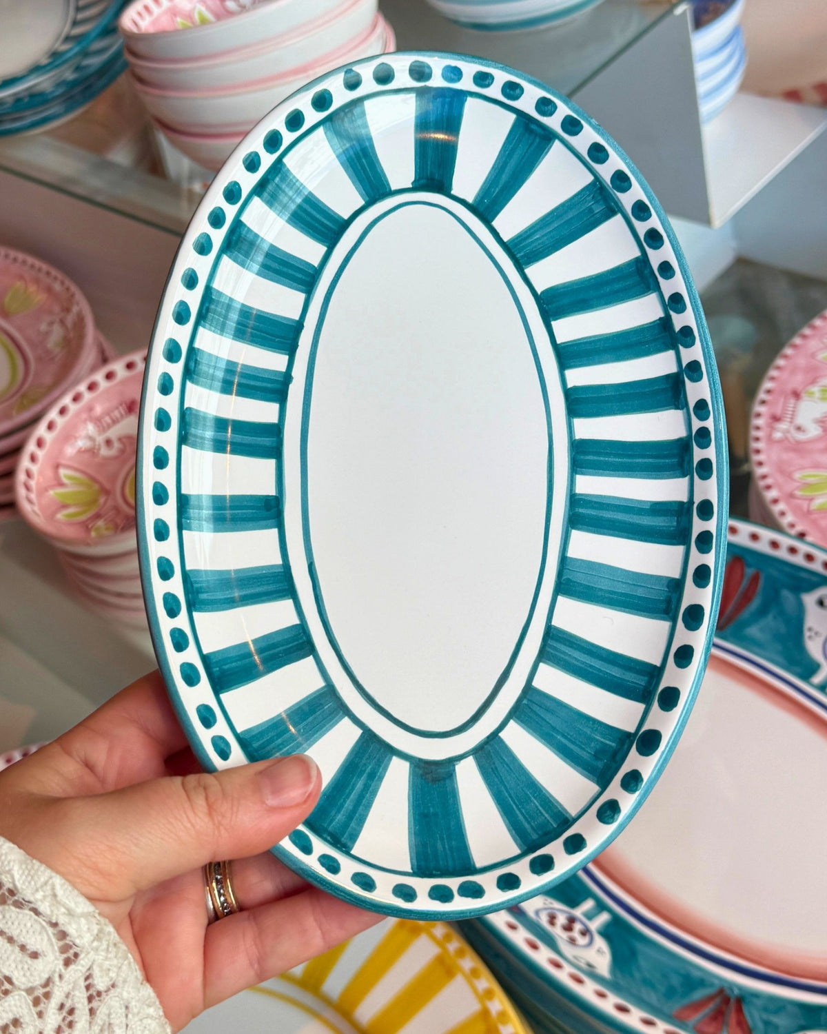 Detail: Linea Ovalt Fat fra Dipinto Ceramics, håndmalt mønster i hvitt og turkise striper og prikker.