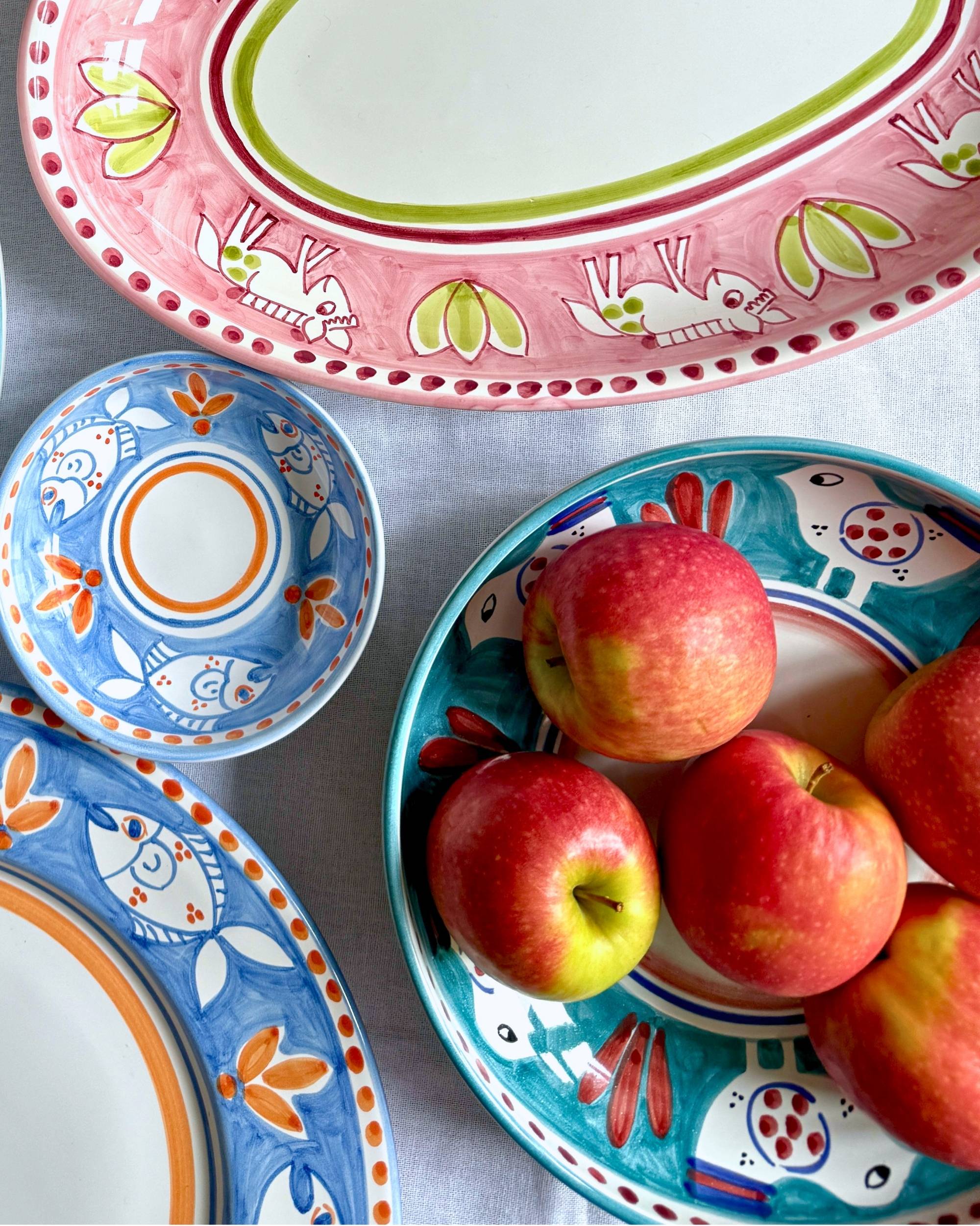 Dipinto Ceramics Amalfi Pastabolle, detalj av håndmalte dyre- og blomstermotiver i rosa, grønt, blått og oransje