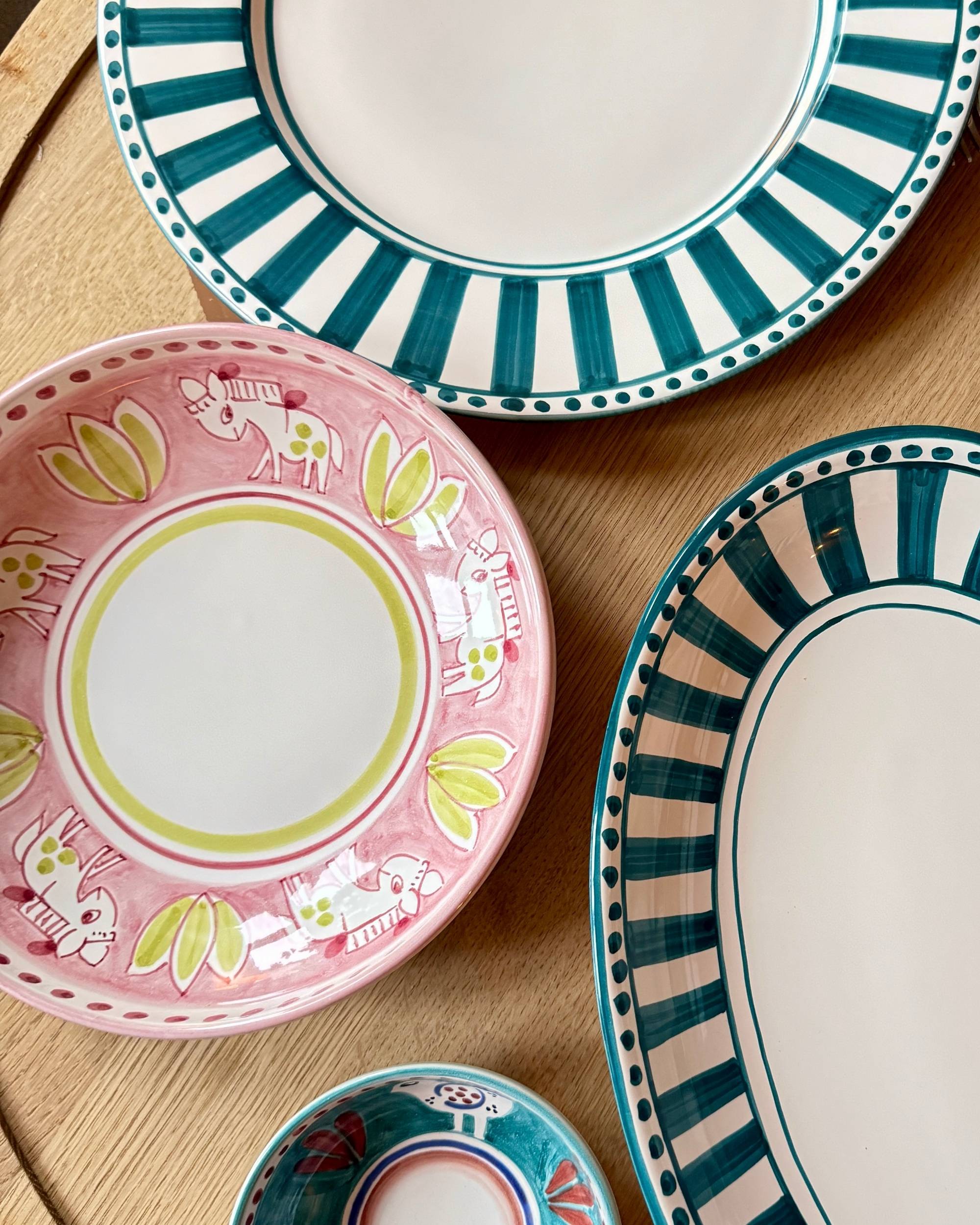 Dipinto Ceramics Amalfi pastabolle, detalj av den dyp rosa bollen dekorert med hvite ponnier og lysegrønne blader.