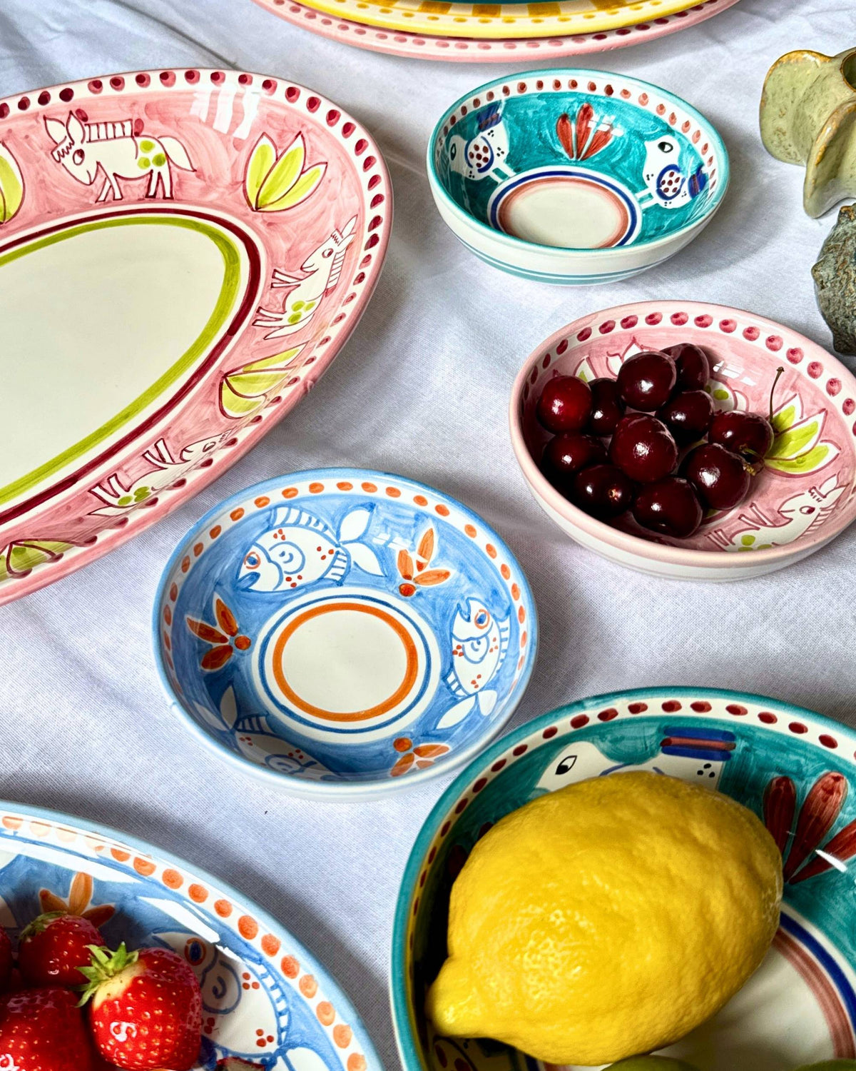 Dipinto Ceramics Amalfi Liten Bolle 13cm fylt med kirsebær, detalj av rosa keramikk med hestemotiv