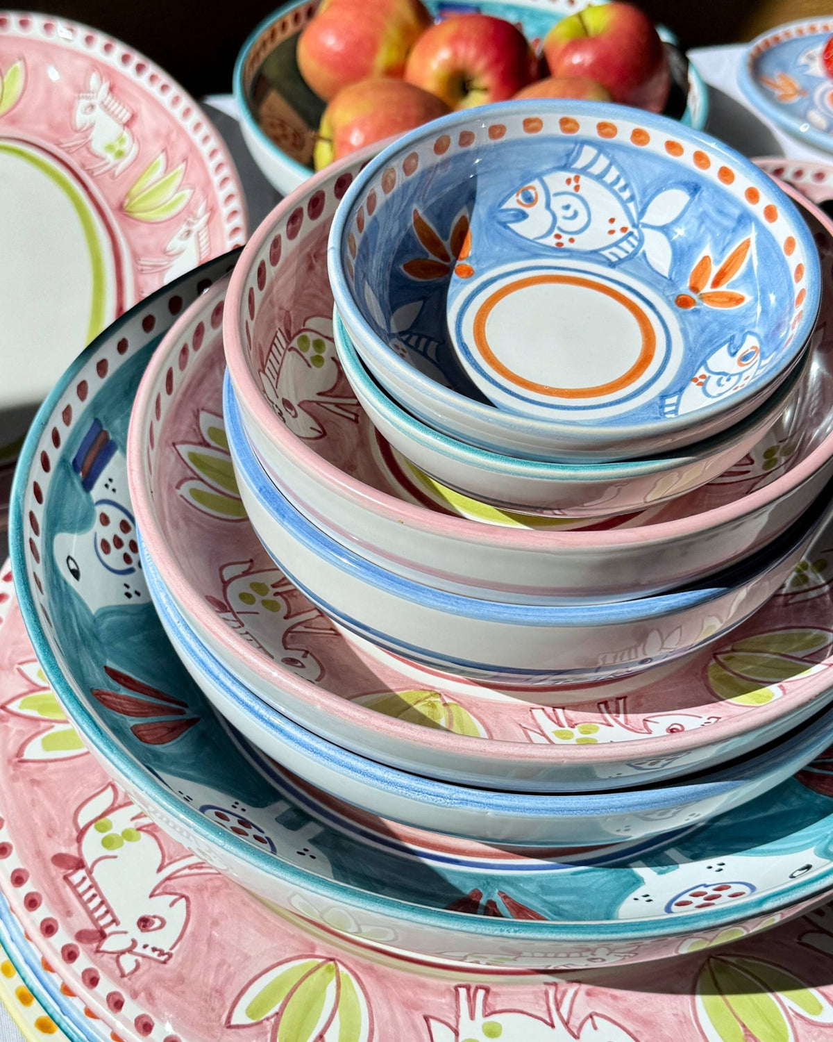 Stablede Dipinto Ceramics Amalfi boller, den øverste i blått med fiskemønster, detalj av håndmalte mønstre
