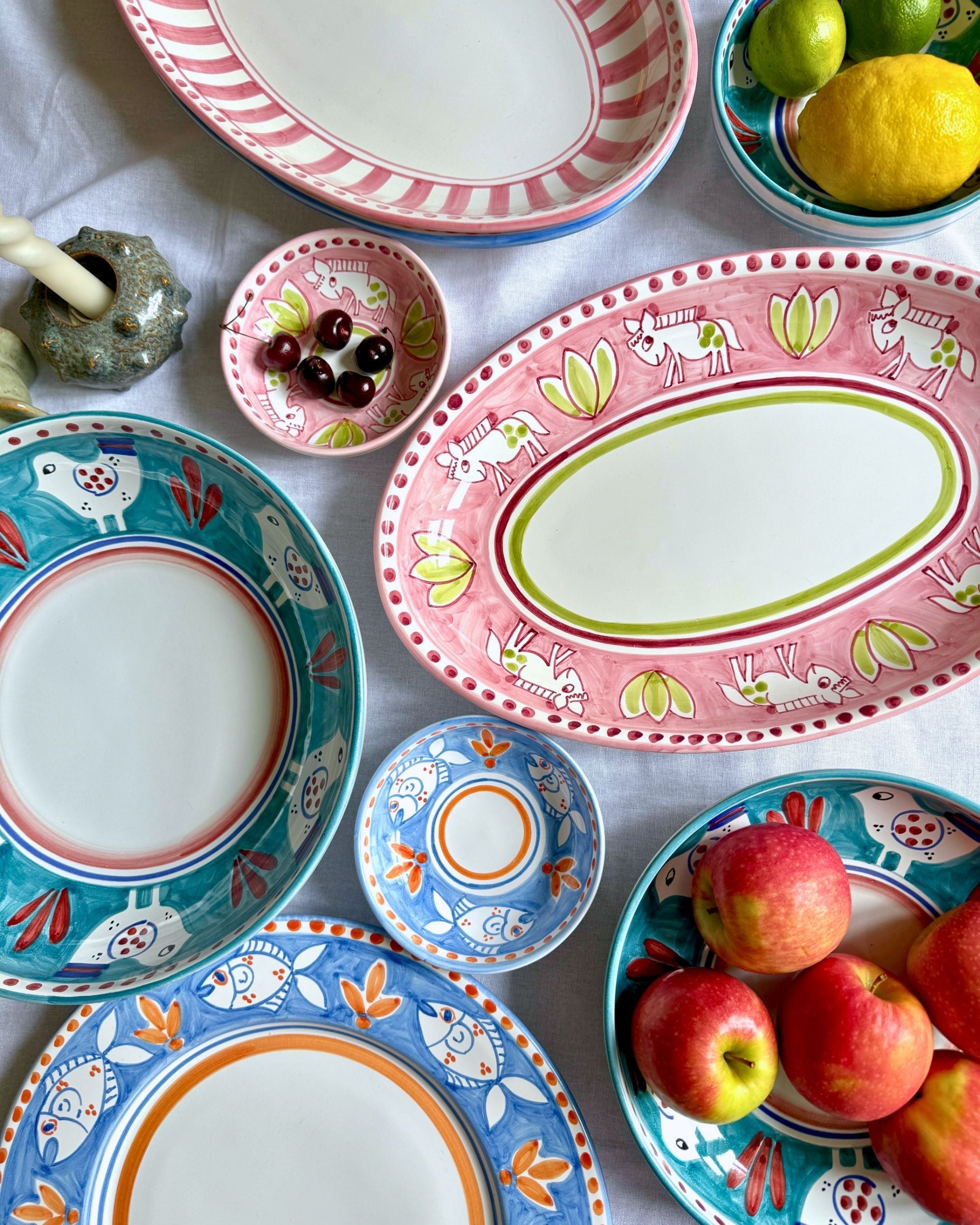 Håndmalt Dipinto Ceramics Amalfi fat, rosa kant med hvite hestemotiver og grønne blader, ovalt midtparti.