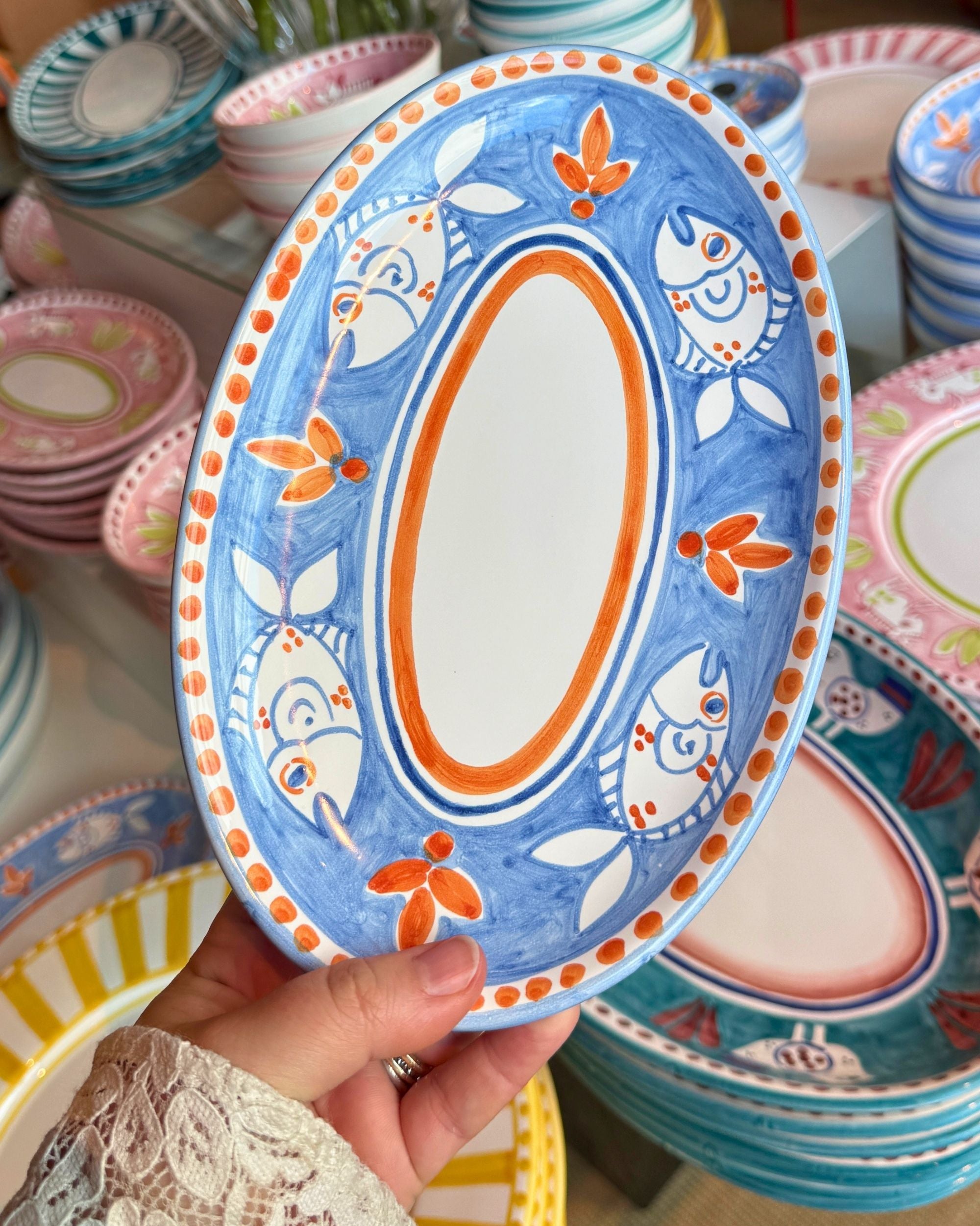 Dipinto Ceramics Amalfi Ovalt Fat med blå kant, hvitt midtfelt, fiske- og blomstermønster i hvitt og oransje keramikk