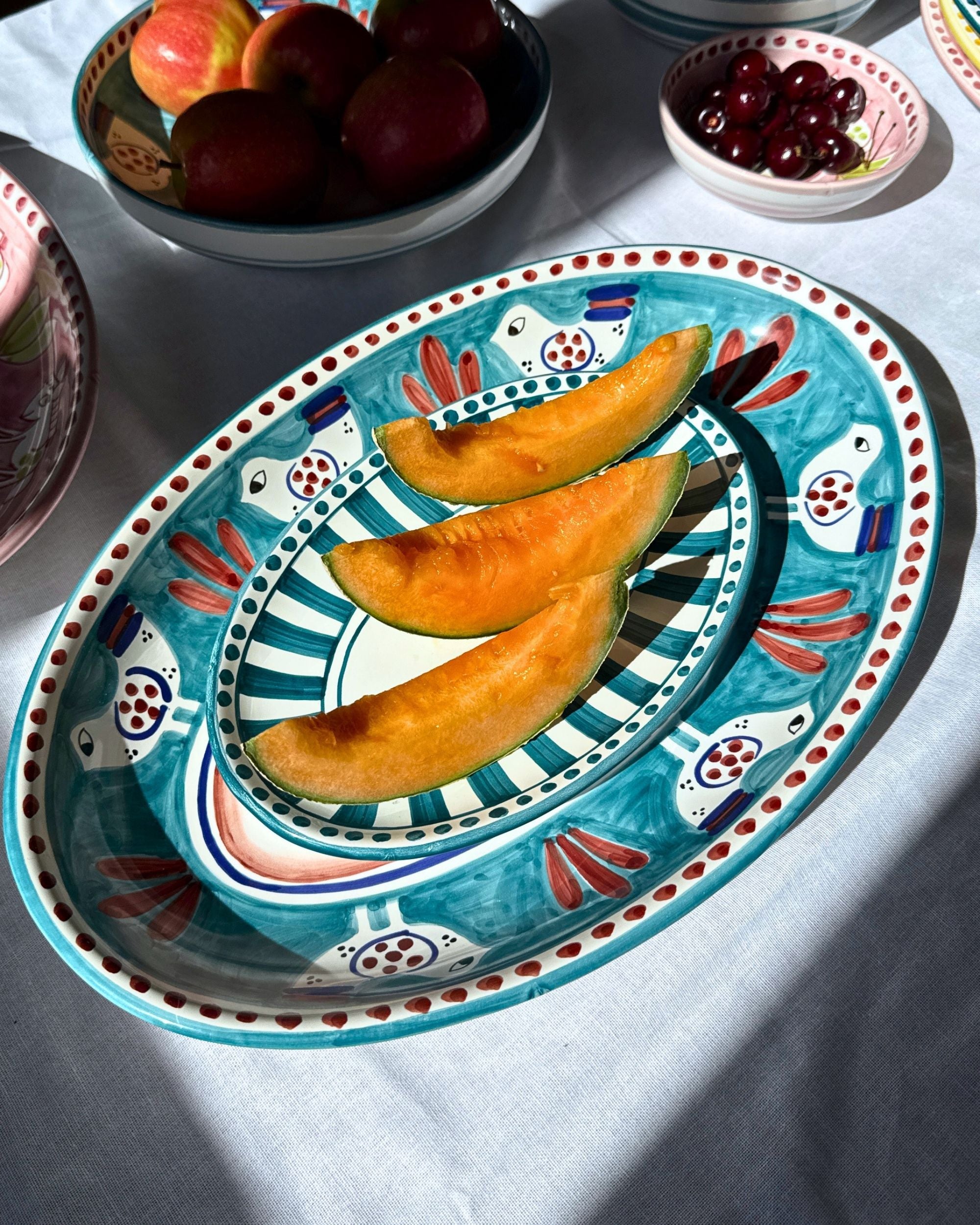 Dipinto Ceramics Amalfi Ovalt Fat, håndmalt keramikk i turkis med mønster av fugler