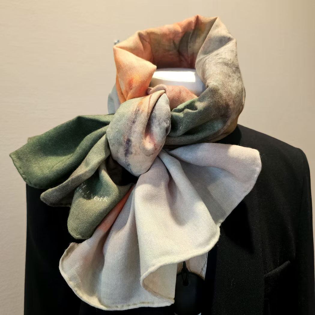 Therese Enger Dovrefjell Kunstskjerf i ull/silke med flerfarget abstrakt kunstprint, drapert rundt en byste.