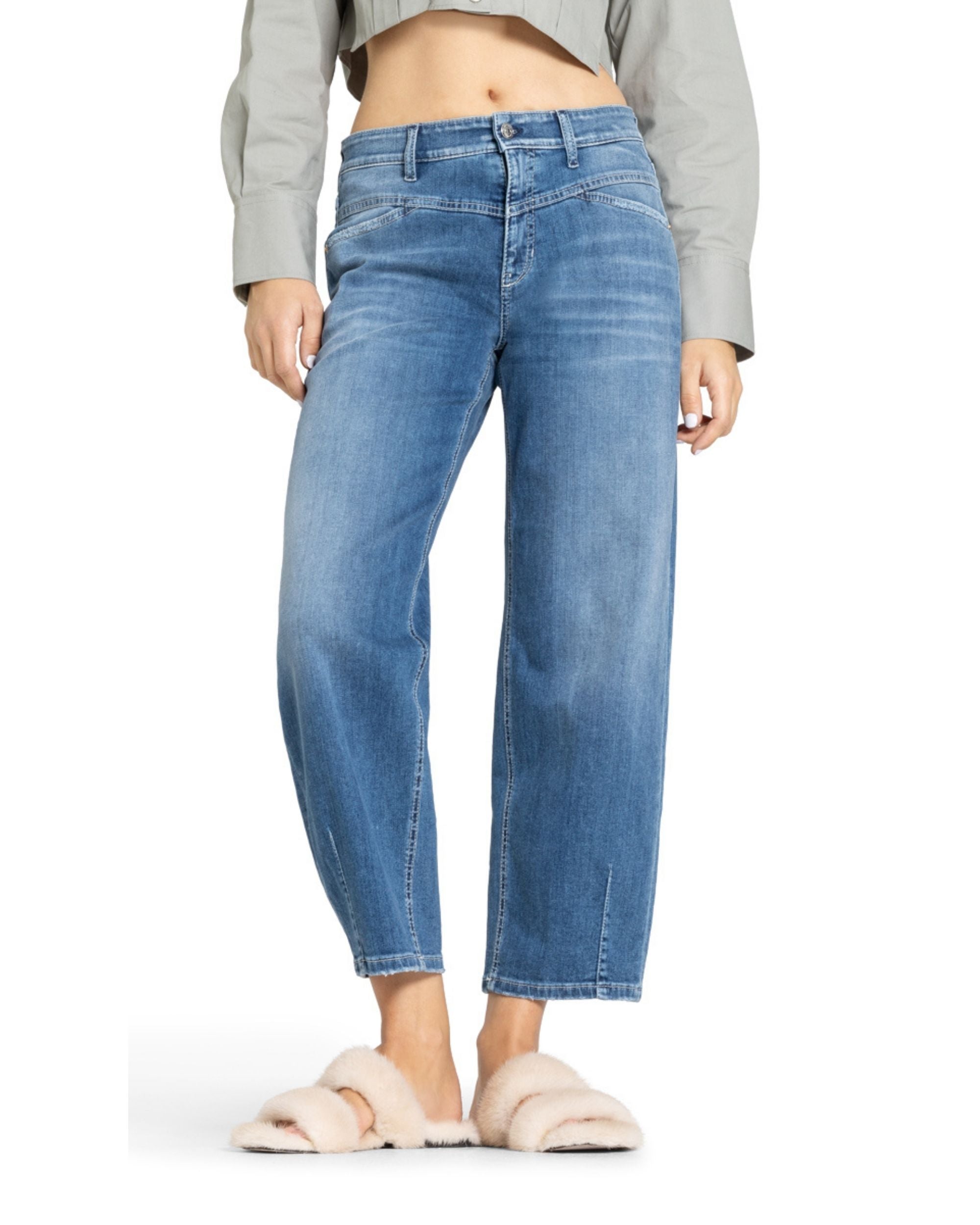 Cambio Elin barrel bukse i lyseblå denim, høyt liv, løstsittende og ankellang, vist på modell med topp