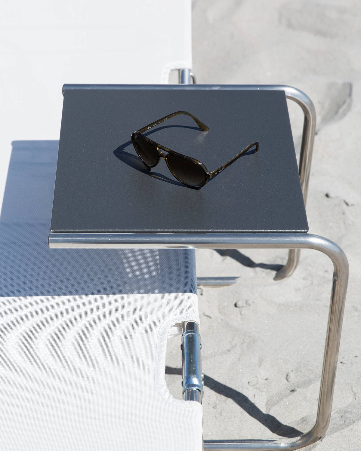 Antrasitt Club Table fra Fiam, detalj av bordplate i galvanisert stål og aluminium