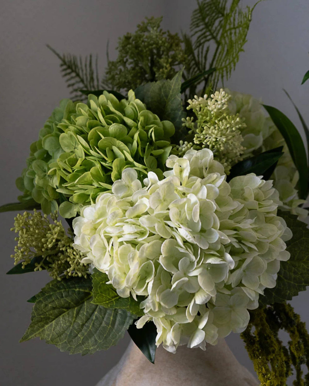 Forest Charm bukett fra Amarante med kunstige hortensia i grønt og kremhvitt, samt grønne blader og stilker