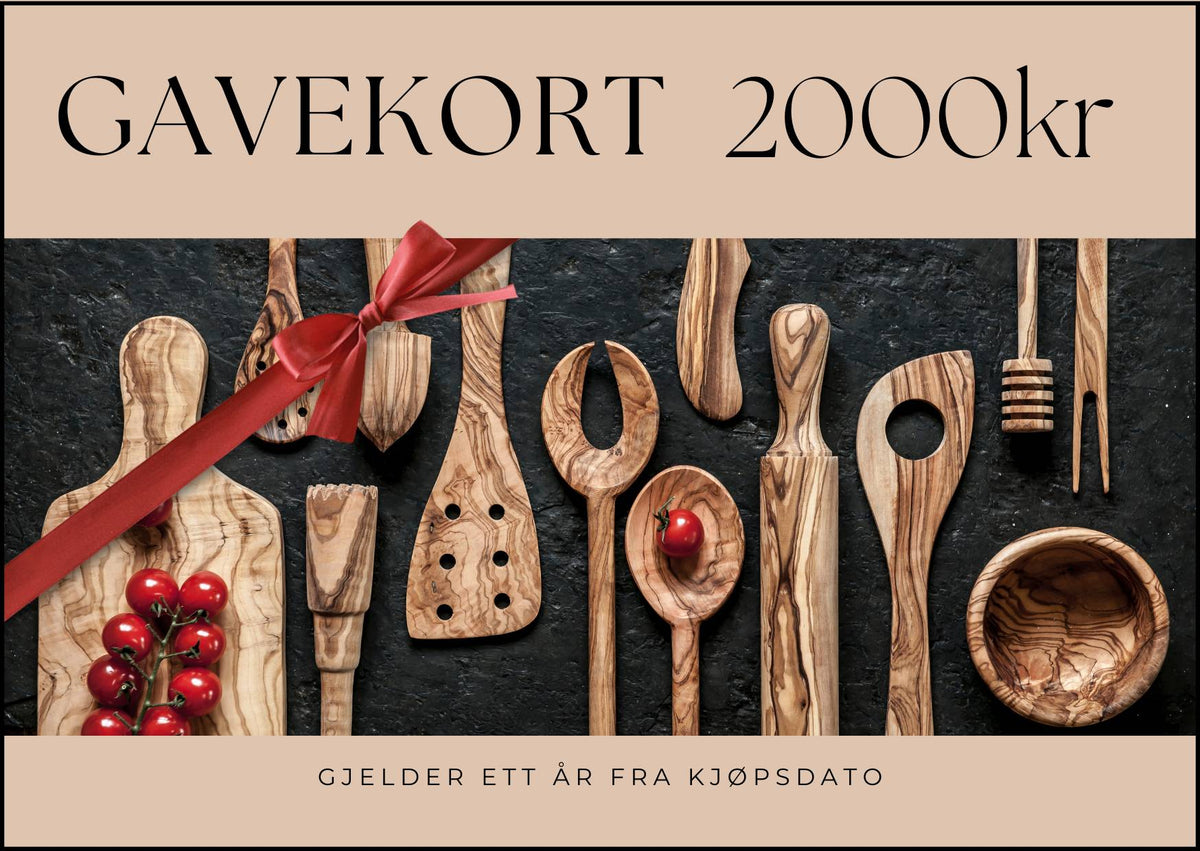 Bettanshus Gavekort 2000kr motiv med kjøkkenutstyr i oliventtre og rødt bånd, svart bakgrunn. Gjelder ett år fra kjøpsdato.