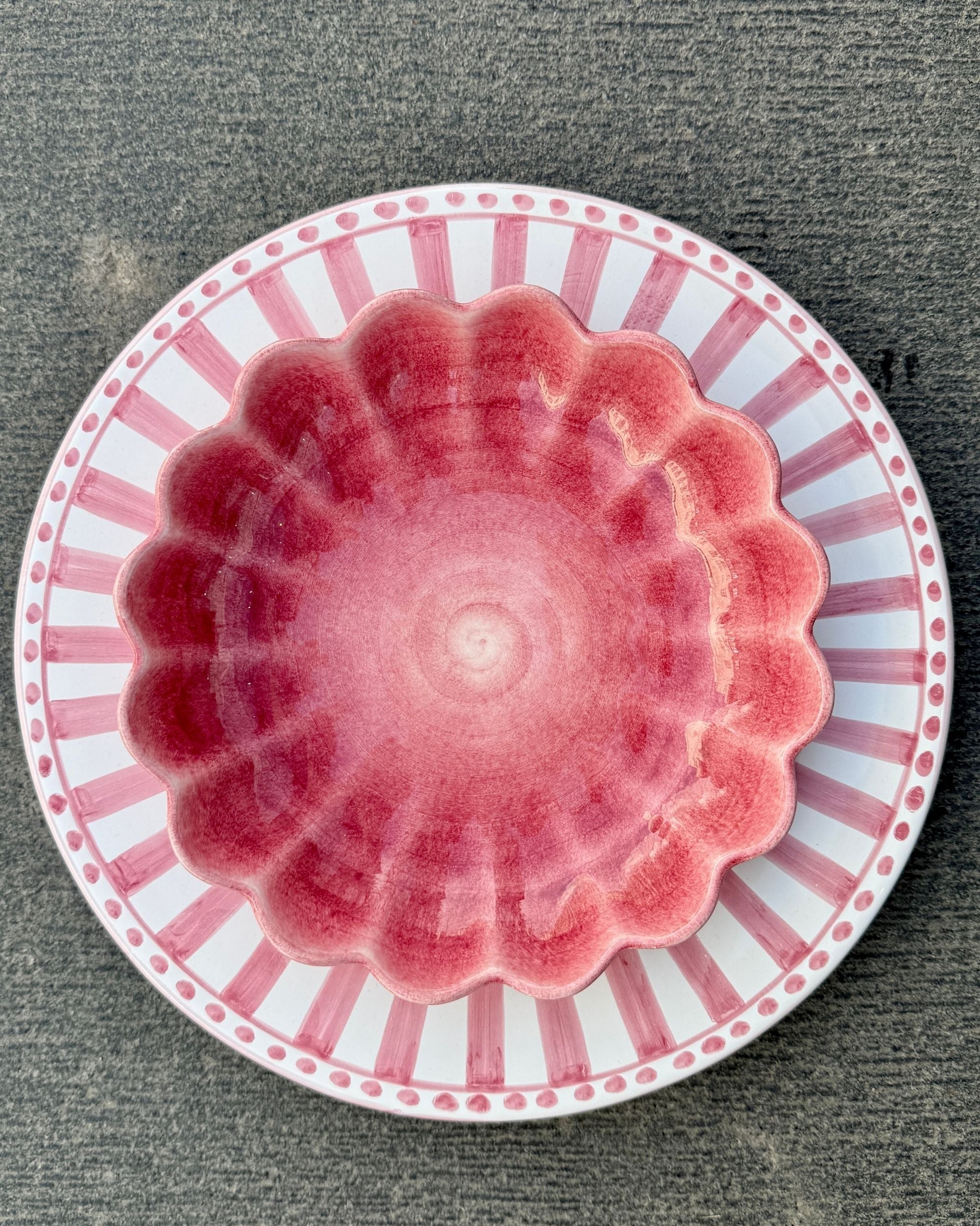 Dipinto Ceramics Linea fat: håndmalt keramikk, detalj av dyprød blomsterformet skål over hvitt fat med røde striper
