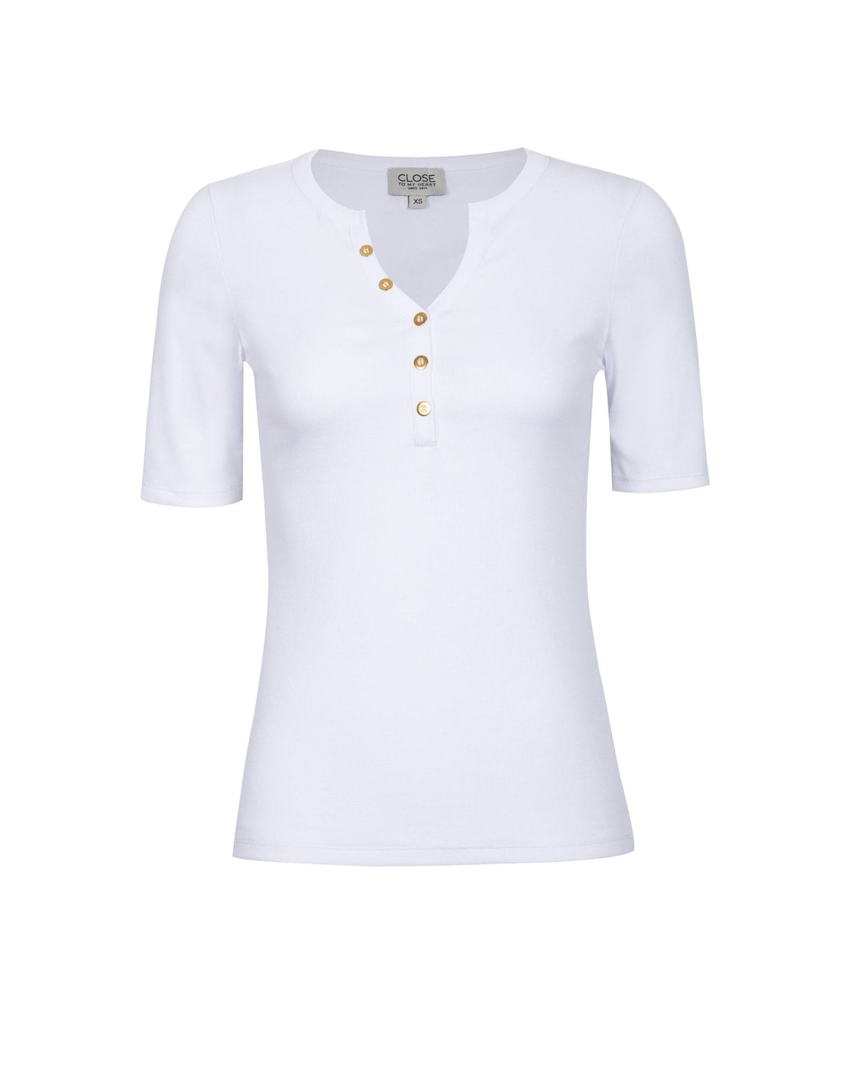 Close to My Heart Penny T-Shirt detalj: hvit ribbestrikket t-skjorte med v-hals og gulldetaljer
