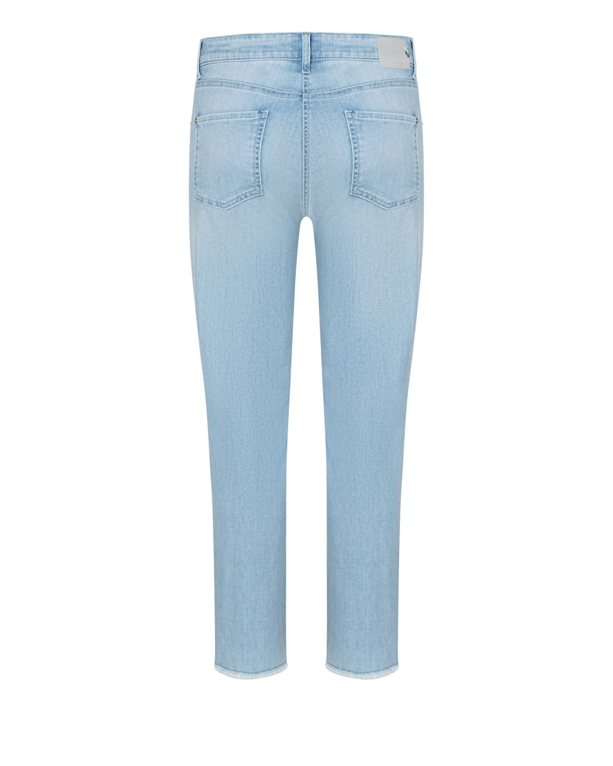 Bakside av Cambio Piper Cropped Fringed jeans i lyseblå denim, med lommer, linning og frynsete benkanter.