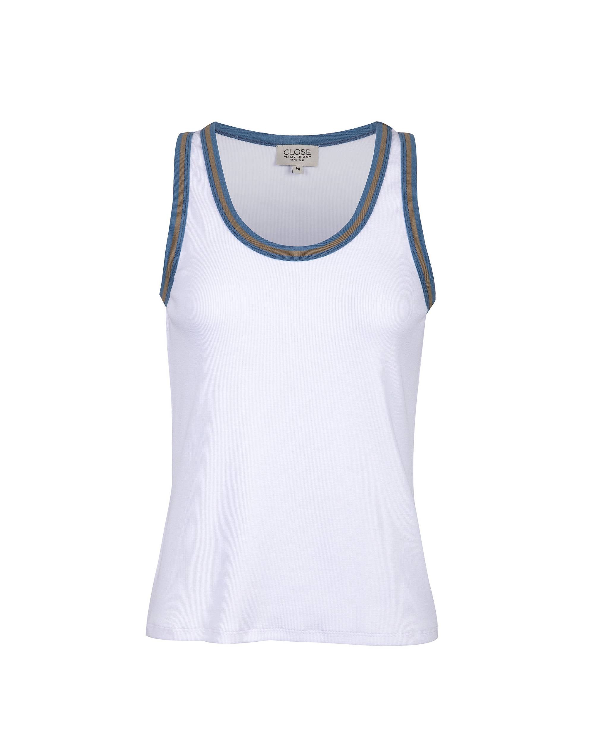 Close to My Heart Poppy Tank Top hvit, ribbestrikket t-skjorte med smal passform og blå/brun stripet kant