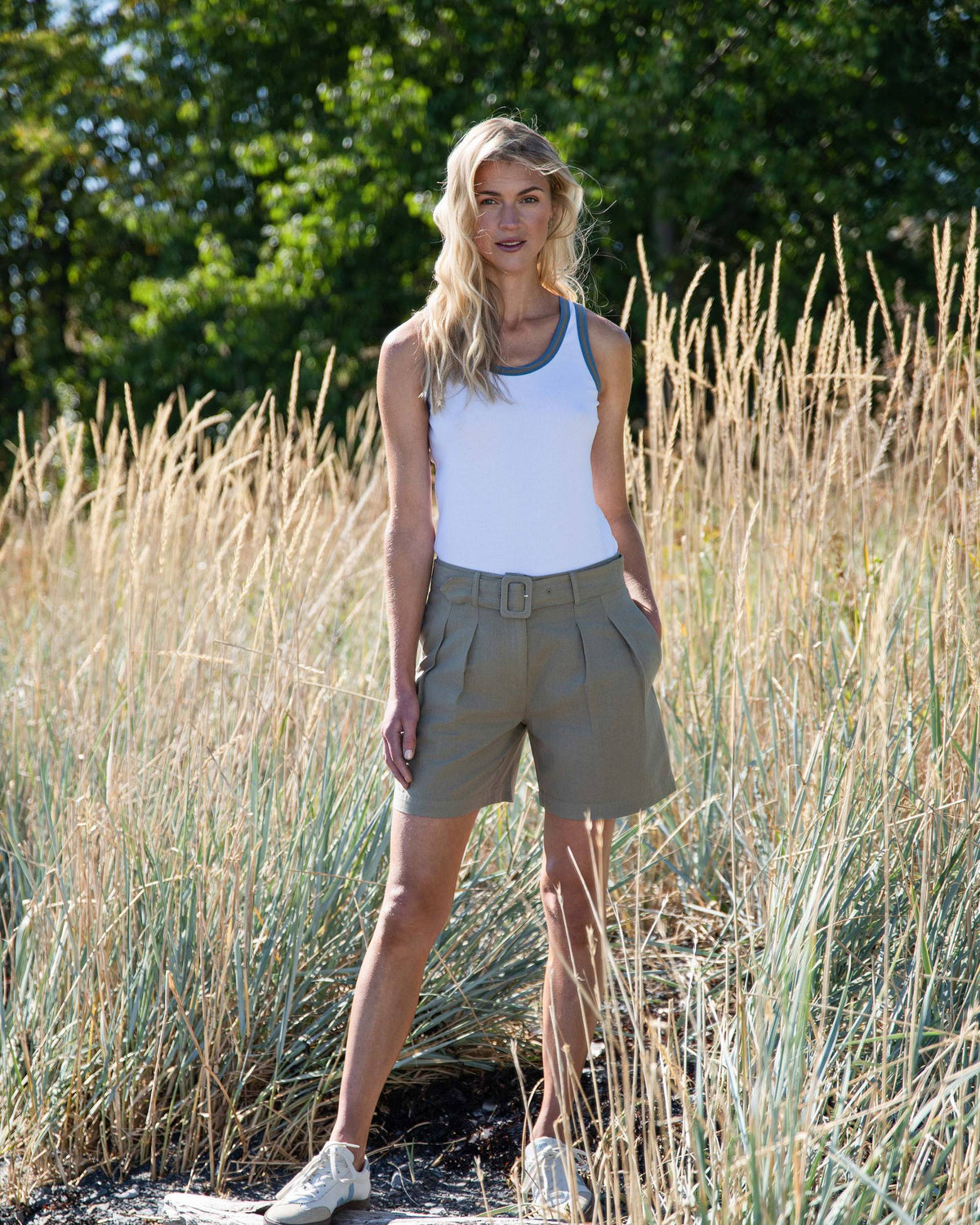 Modell iført Close to My Heart Poppy Tank Top i hvit med blå/grå detalj, og olivengrønne shorts