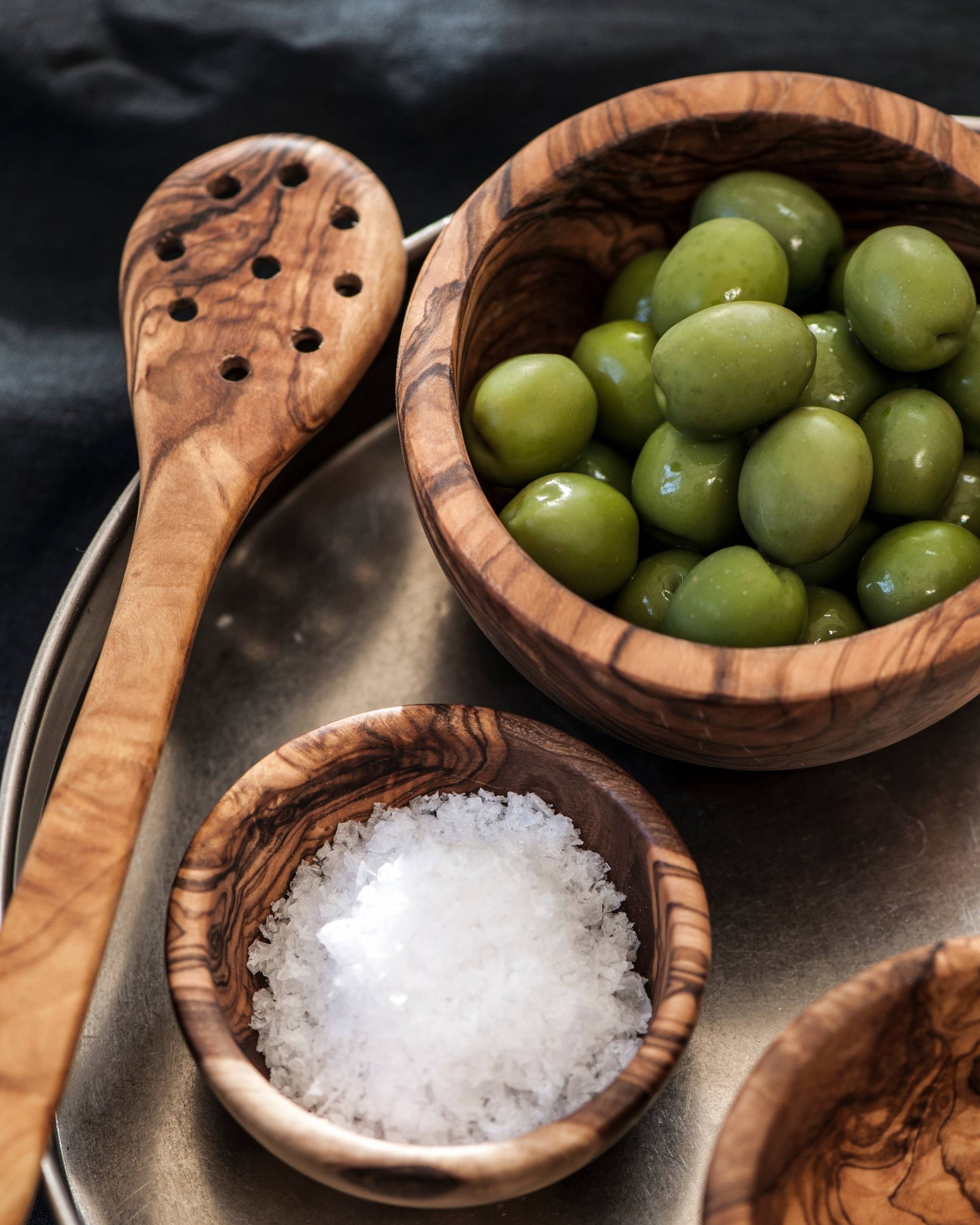 Liten skje m/avrenningshull i tre fra OlivArte