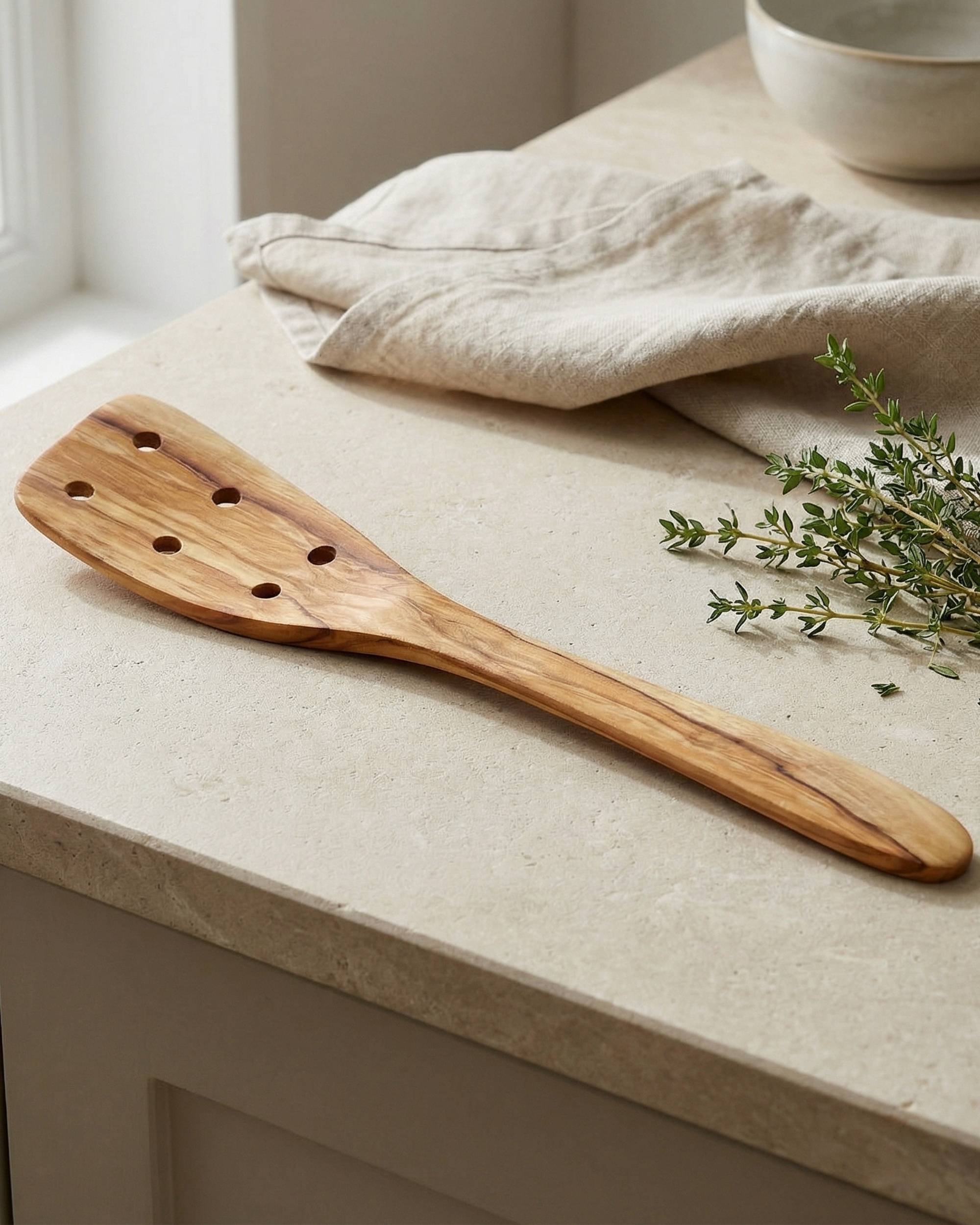 Stekespade med hull i tre fra OlivArte