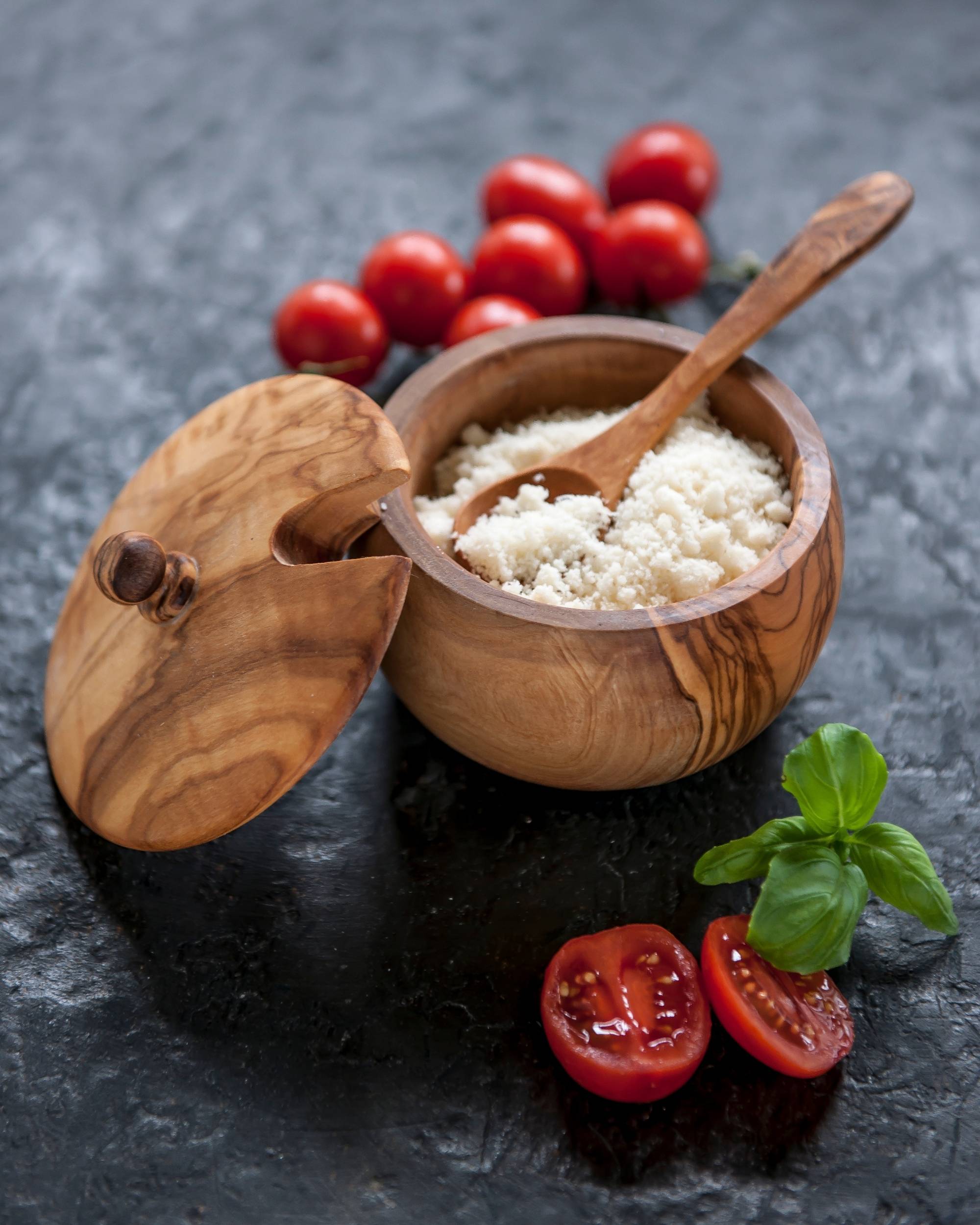 Parmesanboks med skje i tre fra OlivArte