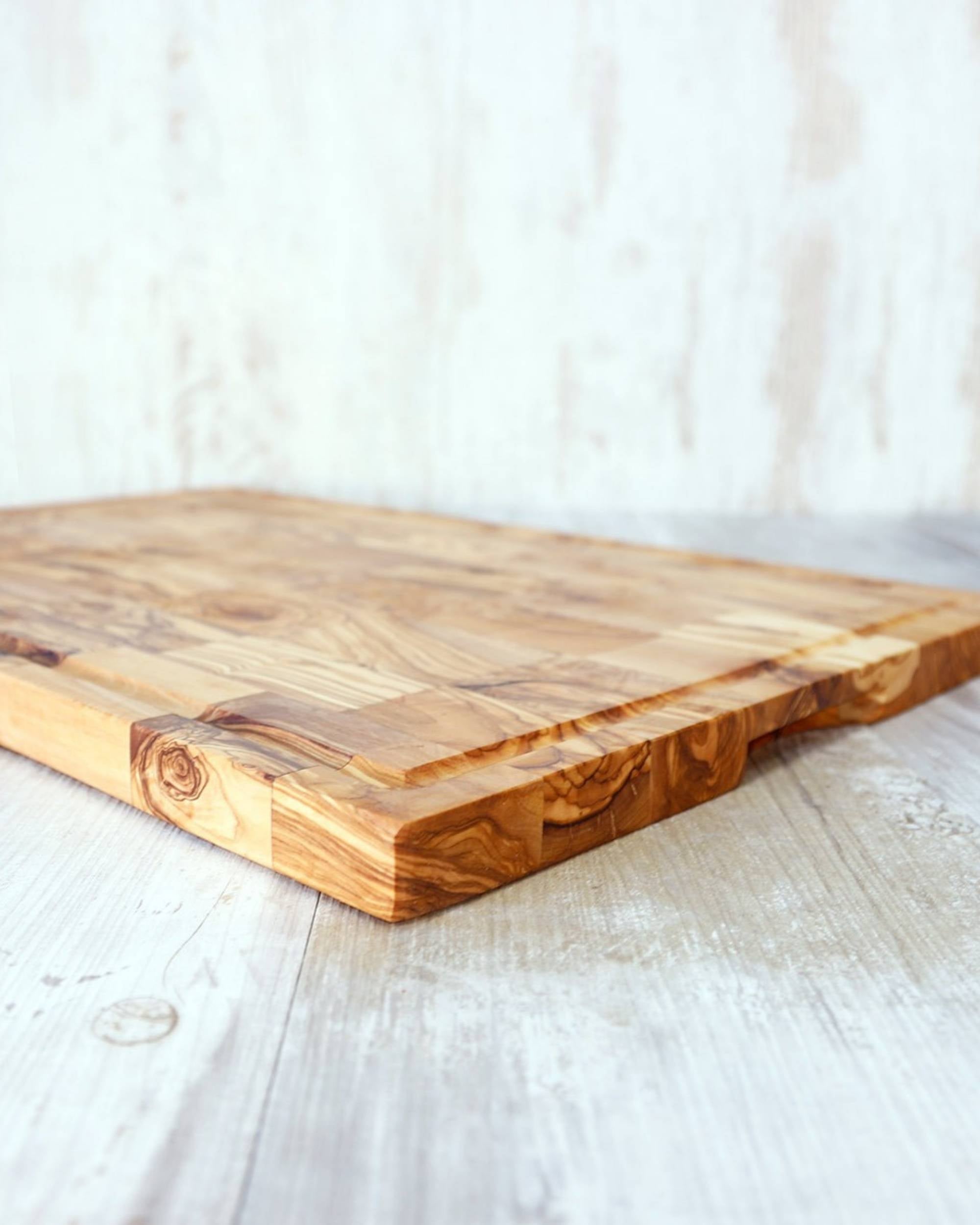 Stor fjøl med sjakkmønster i tre fra OlivArte