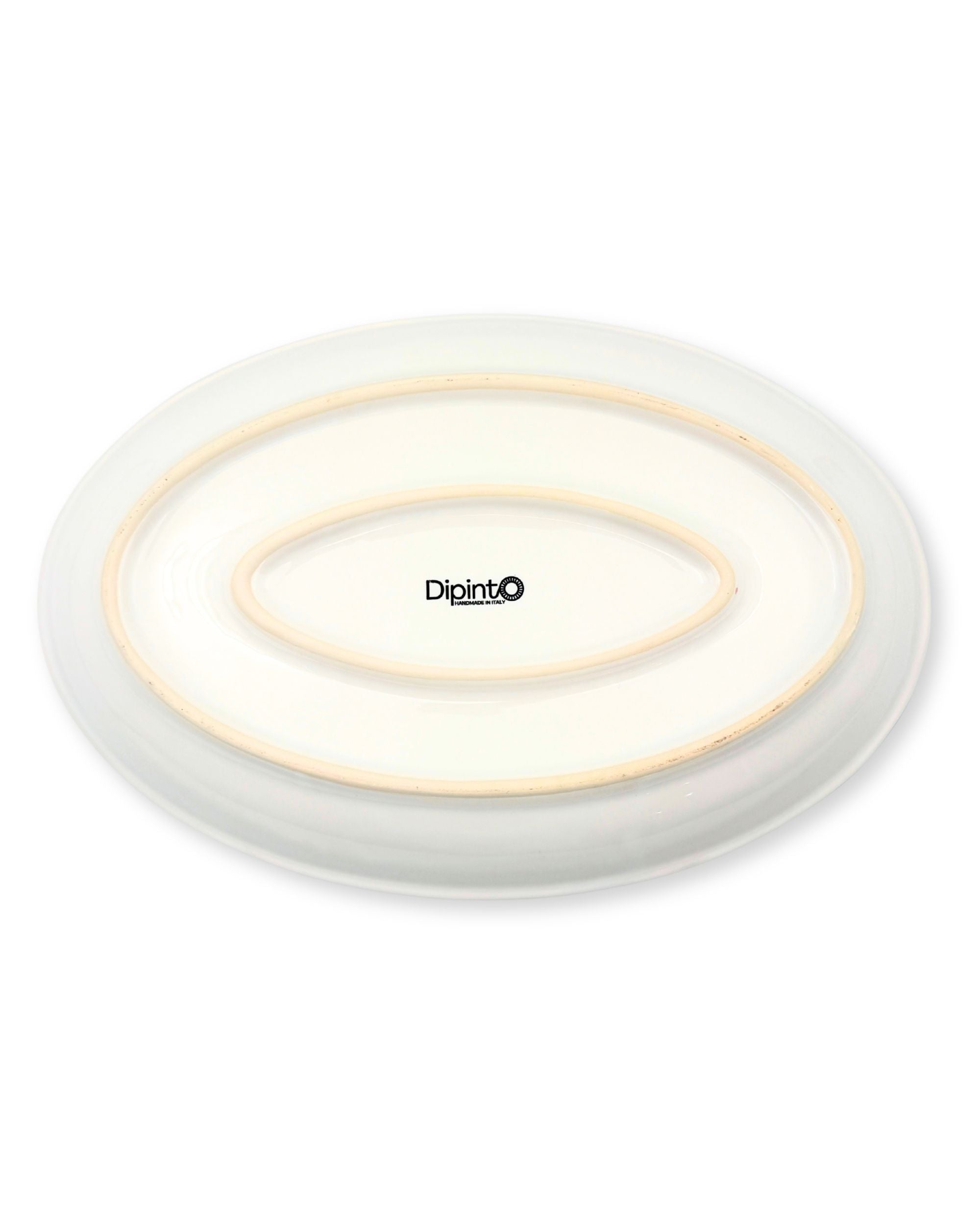 Baksiden av Dipinto Ceramics Linea Ovalt Fat, hvit glasert keramikk med uglasert beige ring og logo i midten.