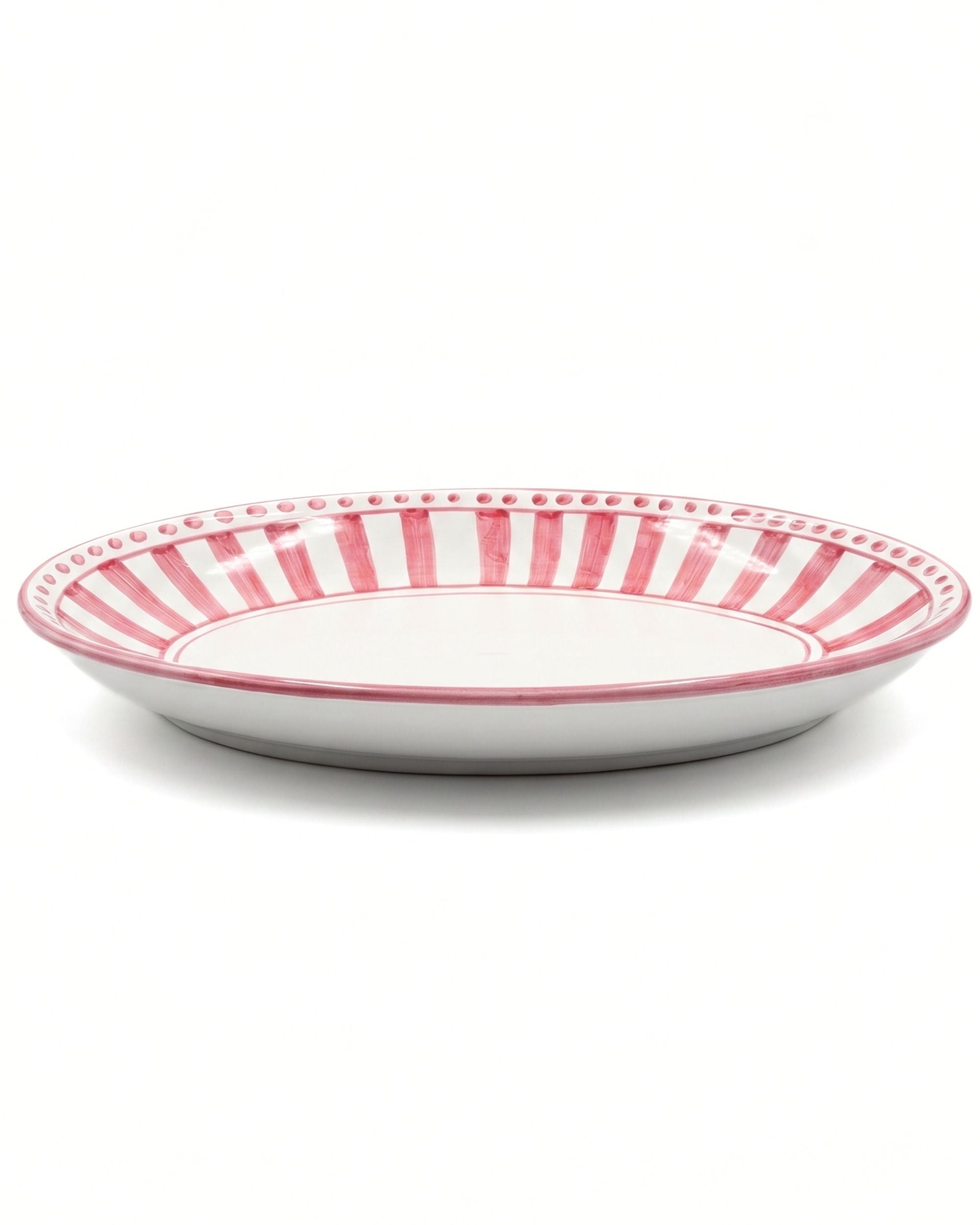 Dipinto Linea Ovalt Fat 40cm, håndmalt keramikk med brede røde striper og prikkekant på hvit bakgrunn.