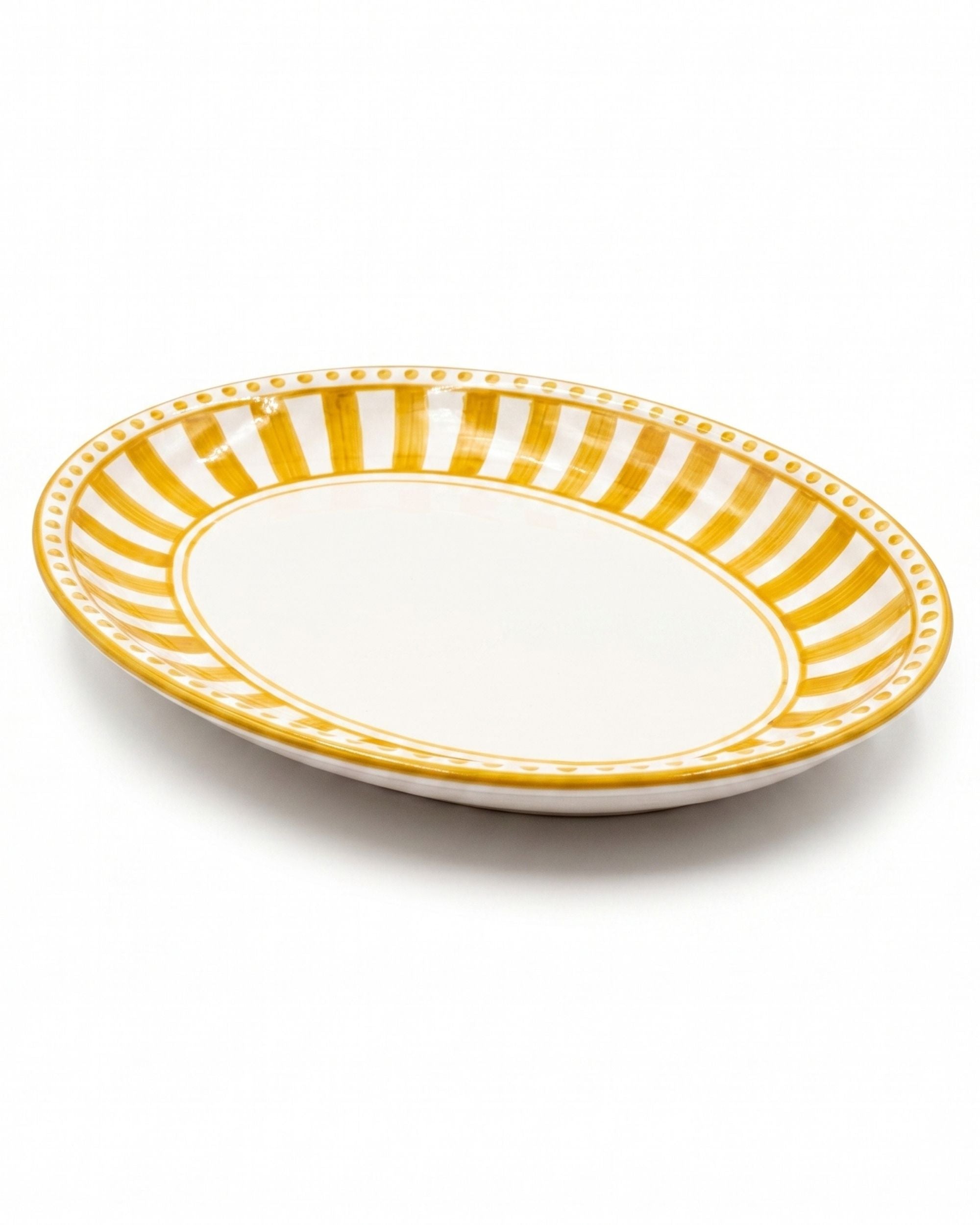 Dipinto Ceramics Linea Ovalt Fat, håndmalt keramikk med gule striper og prikkekant på hvit bakgrunn, fra siden