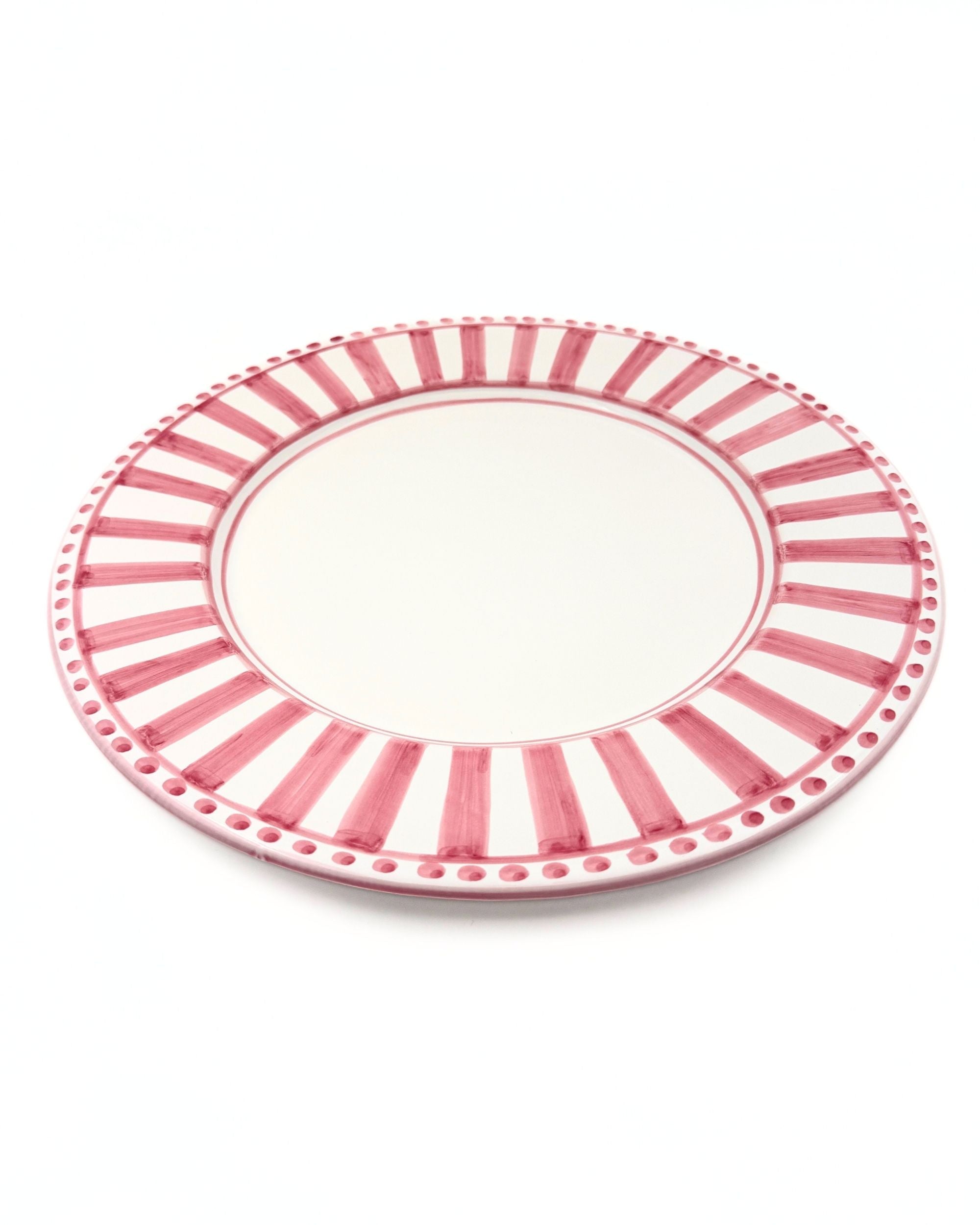 Linea Rundt Fat 34cm fra Dipinto Ceramics, detalj av håndmalt, rosa stripemønster og prikkekant på keramikk.