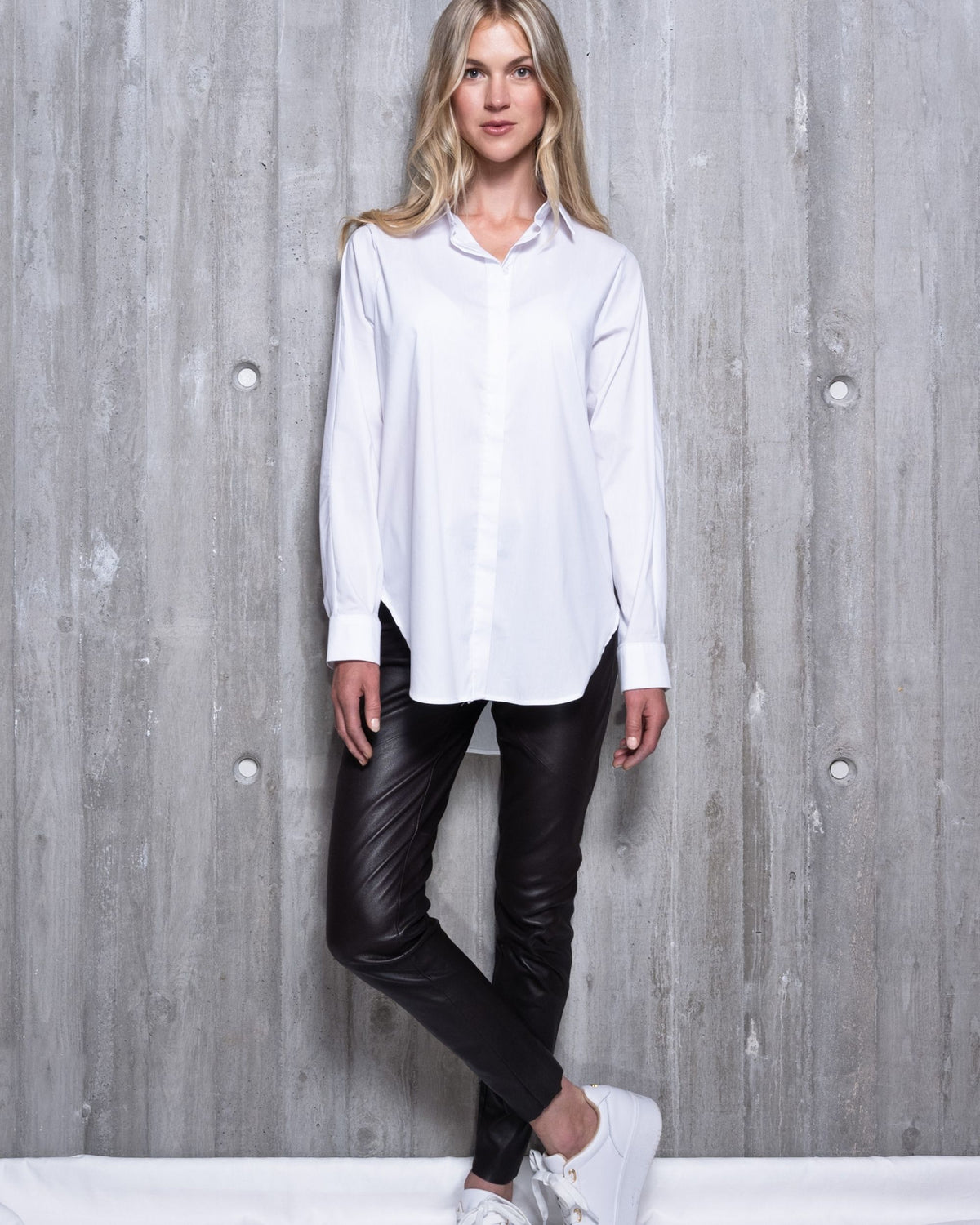 Modell iført Snow skjorte fra Close to My Heart, hvit, oversized, rett fasong med klassisk krage, avrundet kant.