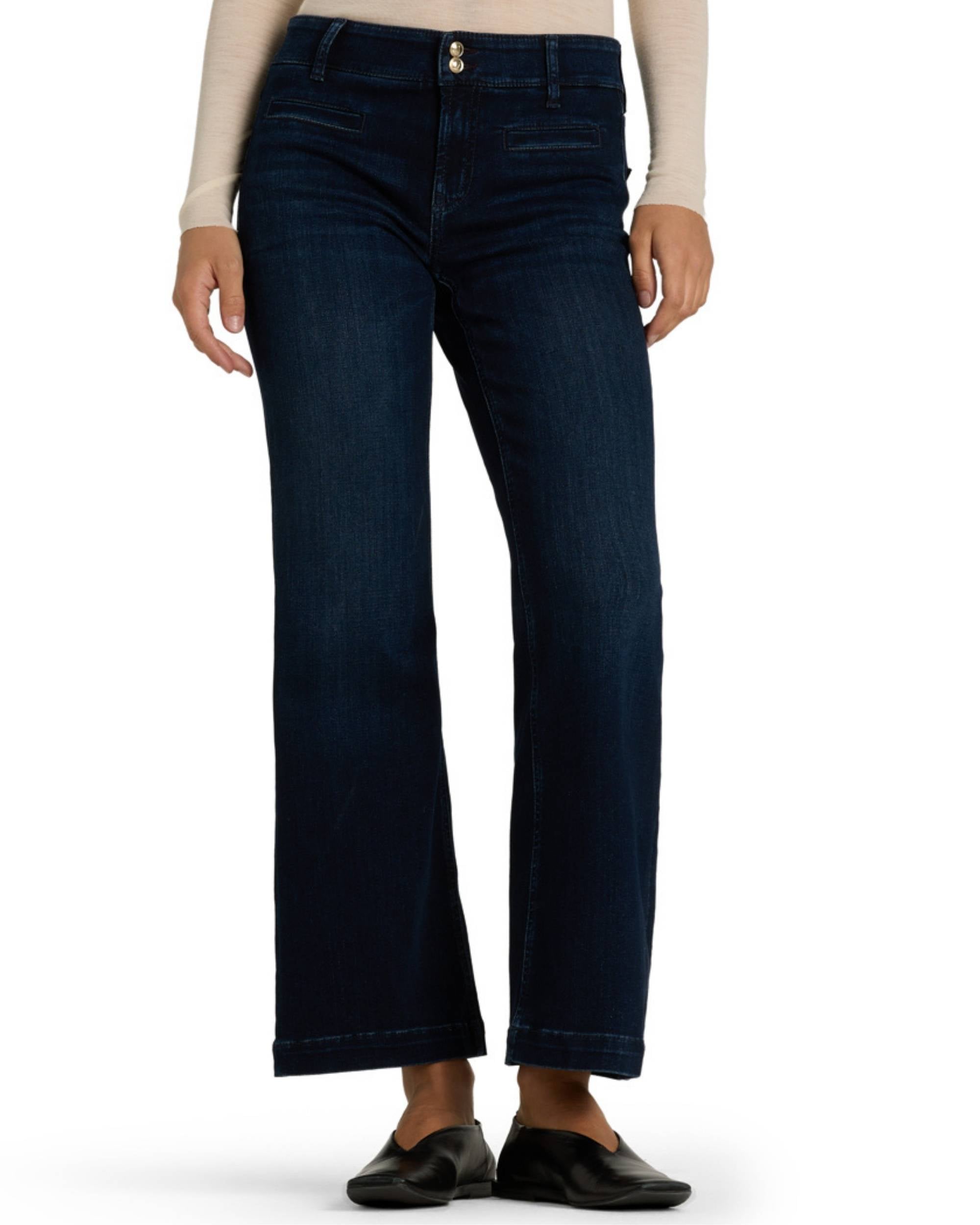 Cambio Tessa bukse i mørkeblått denimstoff, bred passform, to knapper i livet og frontlommer. Soft Cozy Blue.