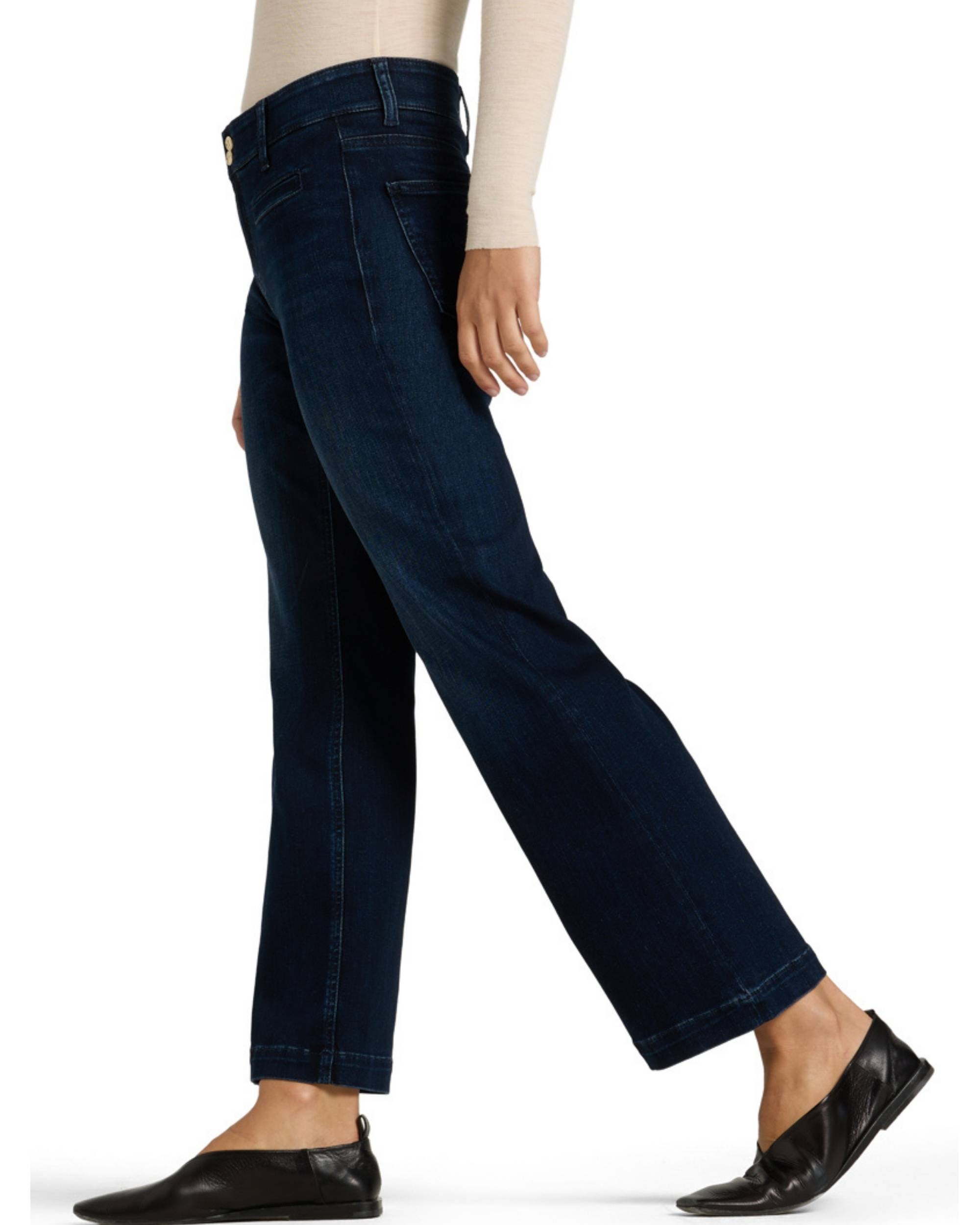 Cambio Tessa bukse, detalj av myk mørkeblå denim med stretch, brede ben og medium høyde på midjen