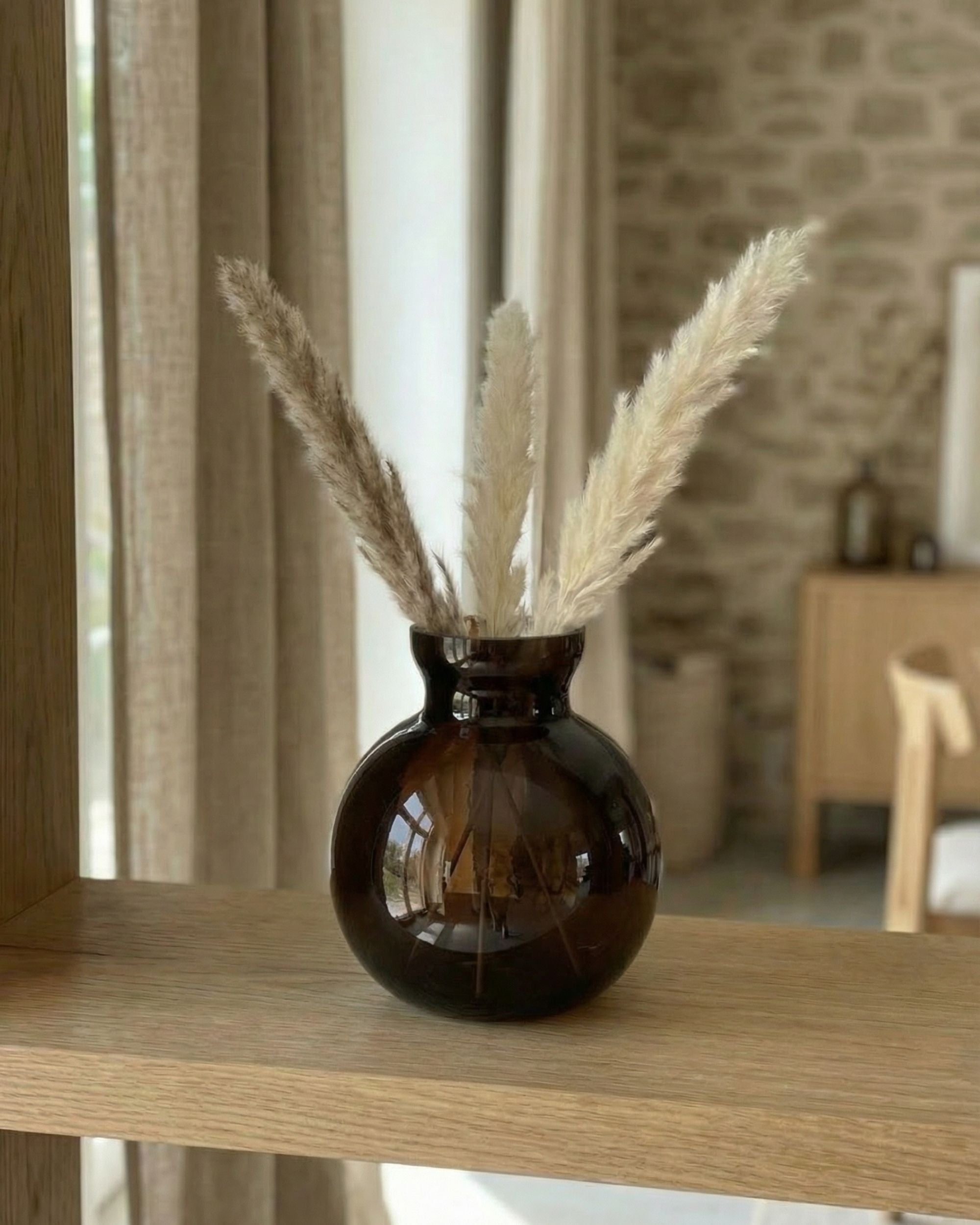 Brunsvart vase i gjenbruksglass fra Sjælsø Nordic