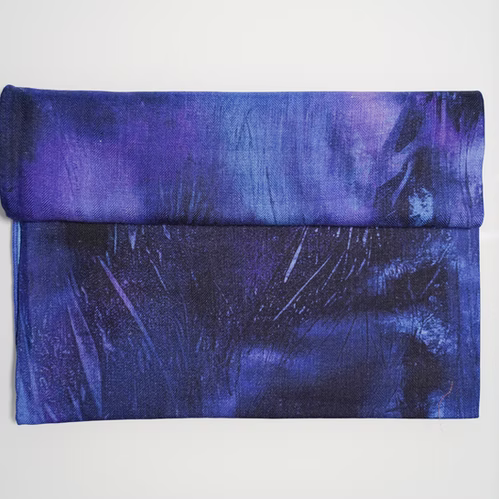Detalj av Blurred Line skjerf fra Therese Enger. Varmt lilla og blått mønster med striper i stoffet