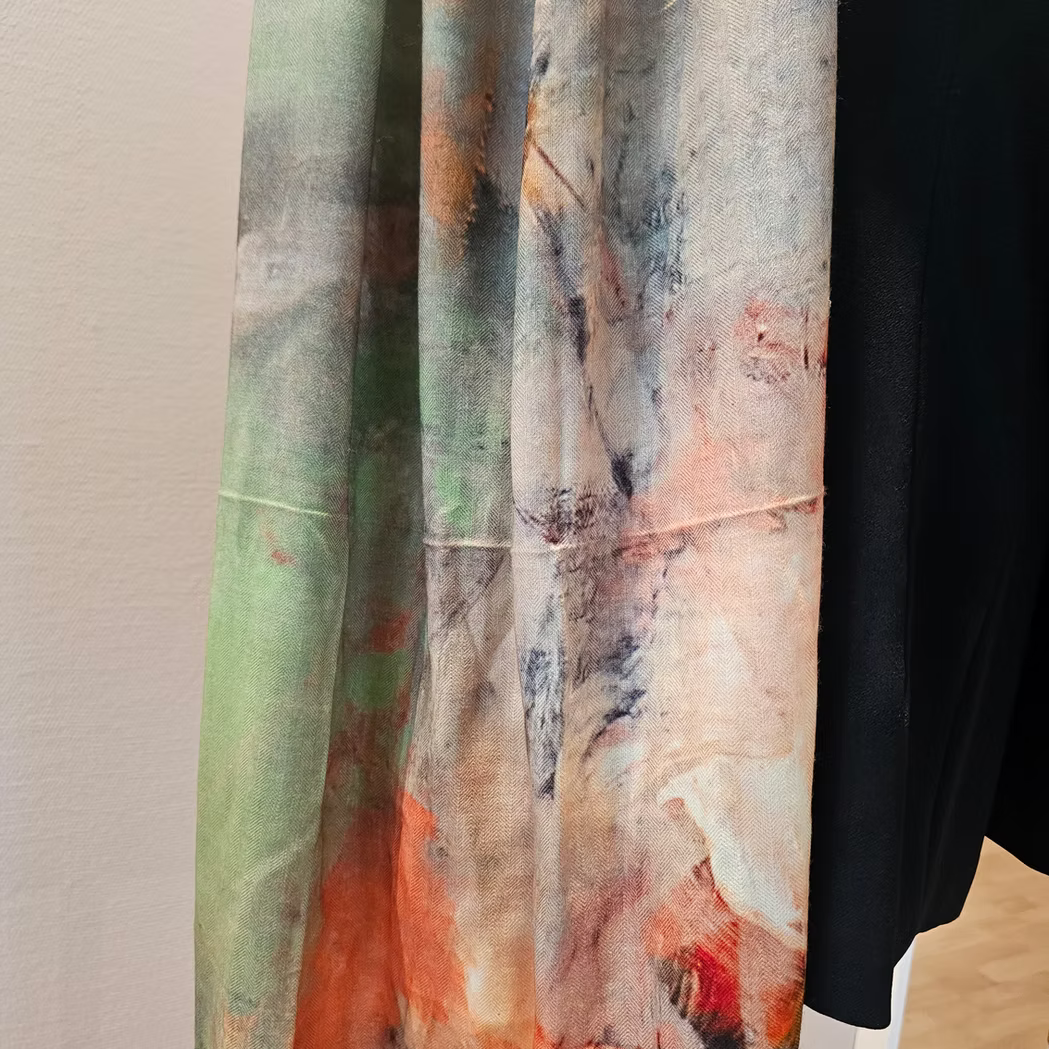 Dovrefjell Kunstskjerf fra Therese Enger detalj: silkeblanding med abstrakte kunstfarger i grønt, oransje og sort