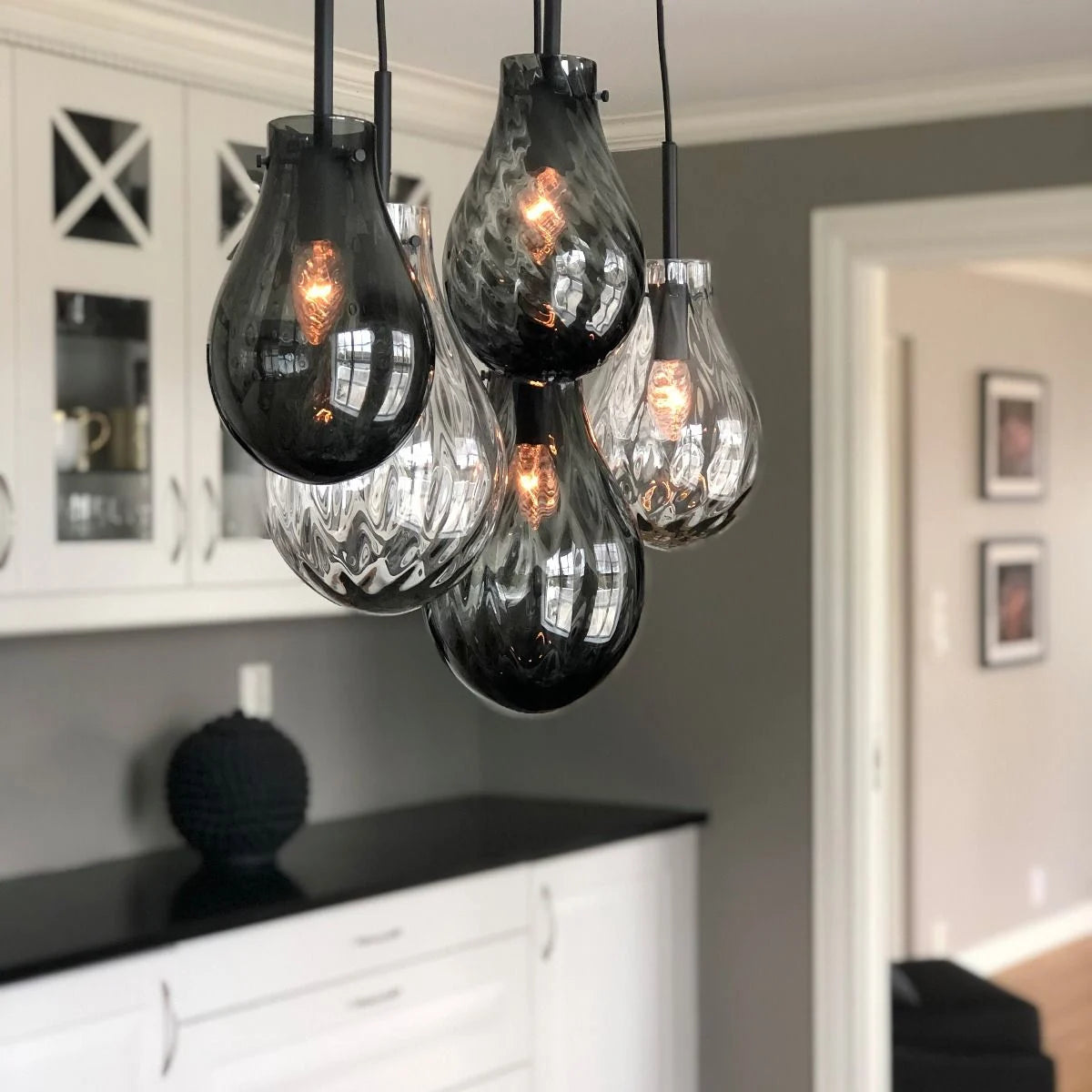 Miljøbilde av Glitre Dråpe lampe fra Hadeland Glassverk