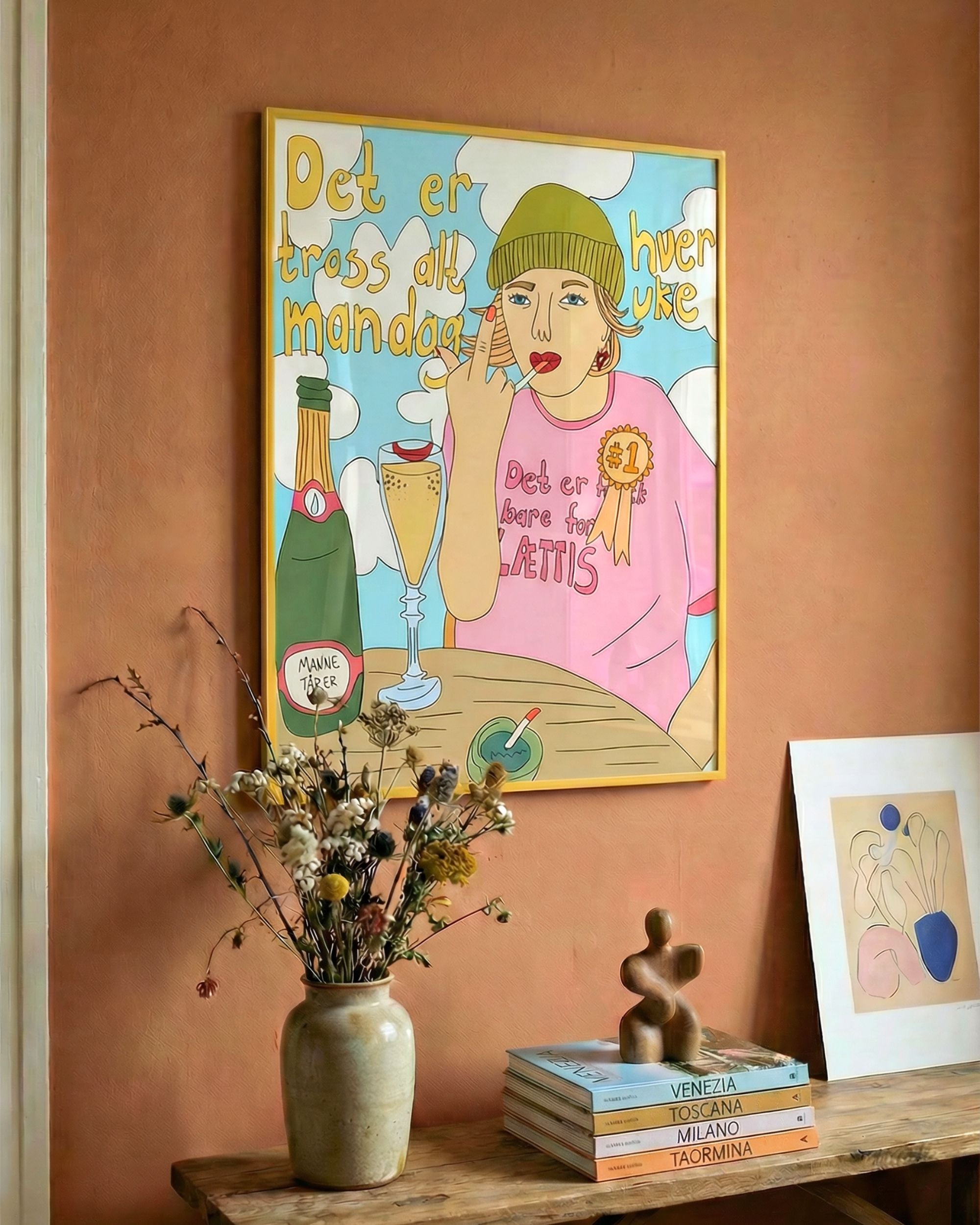 Mandag hver uke Printbydale print i gul ramme. Illustrasjon av jente med sjampanje og sigarett.