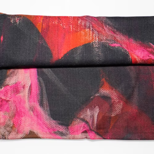 Movement skjerf detalj: kunstprint i sterke rosa og røde farger mot en mørk bakgrunn, silke og ull